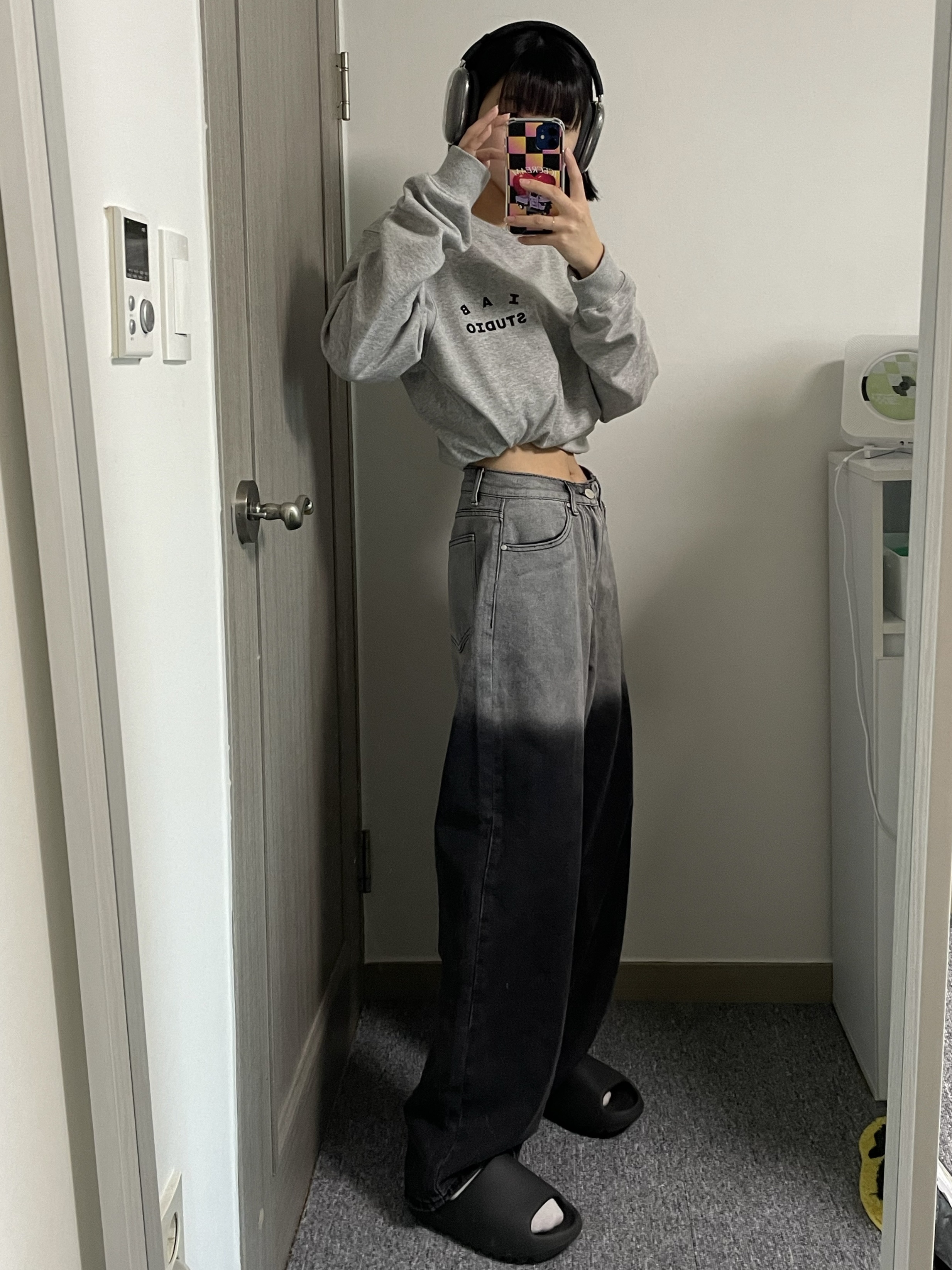 IAB Studio Long Sleeve Gray, Adidas Yeezy Slide Onyx 착용 스타일 - 4