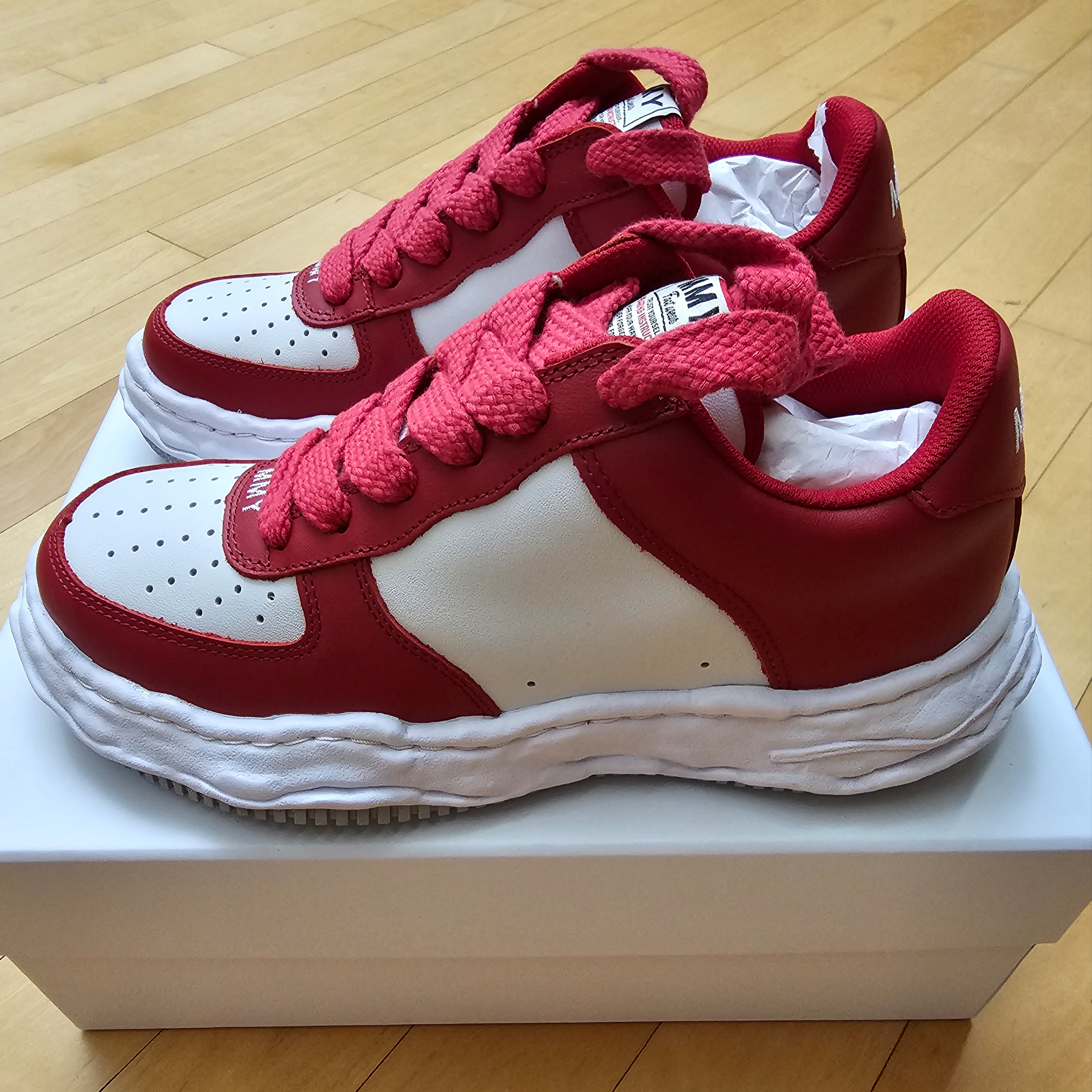 Maison Mihara Yasuhiro Wayne OG Sole Leather Low-top Sneakers Red, Jordan 1 Retro High OG Chicago 2022 착용 스타일 - 1