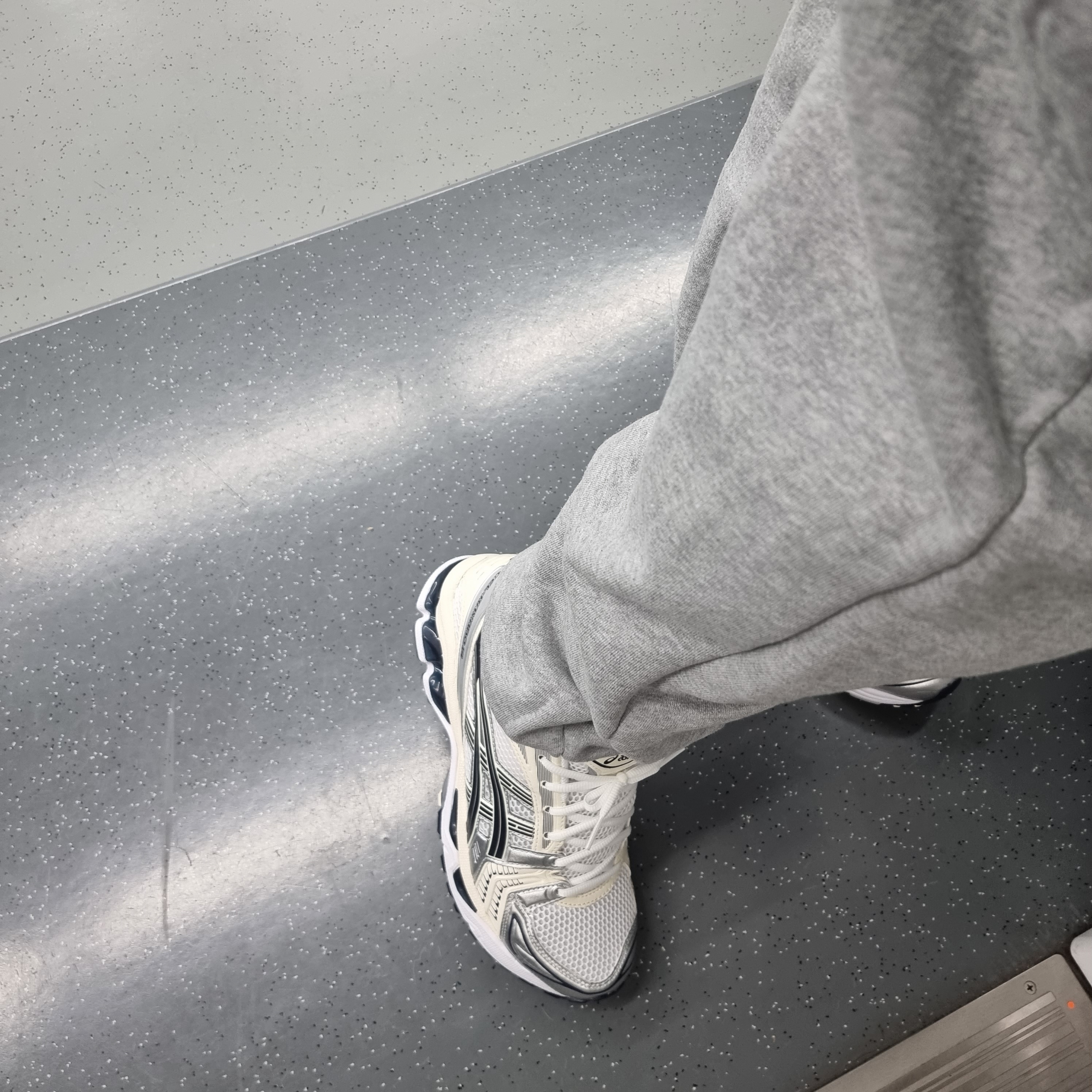 (W) Asics Gel-Kayano 14 White Midnight 착용 스타일 - 1