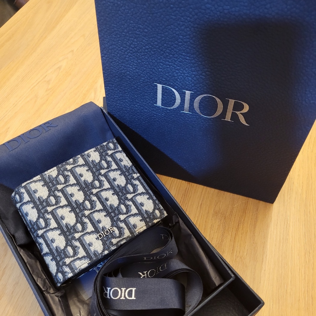 Dior Compact Wallet Beige & Black Dior Oblique Jacquard 착용 스타일