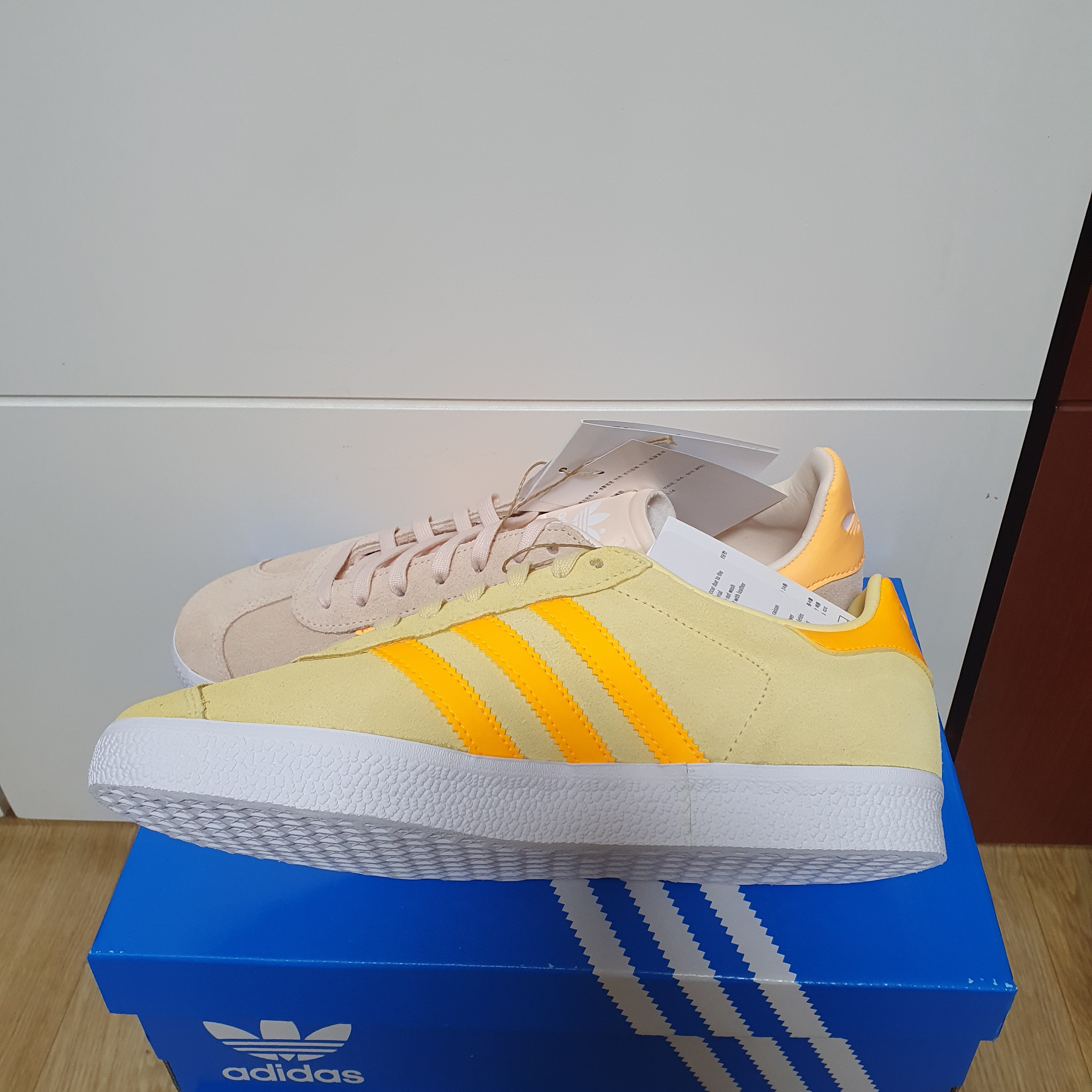 (W) Adidas Gazelle Almost Yellow Solar Gold 착용 스타일 - 3