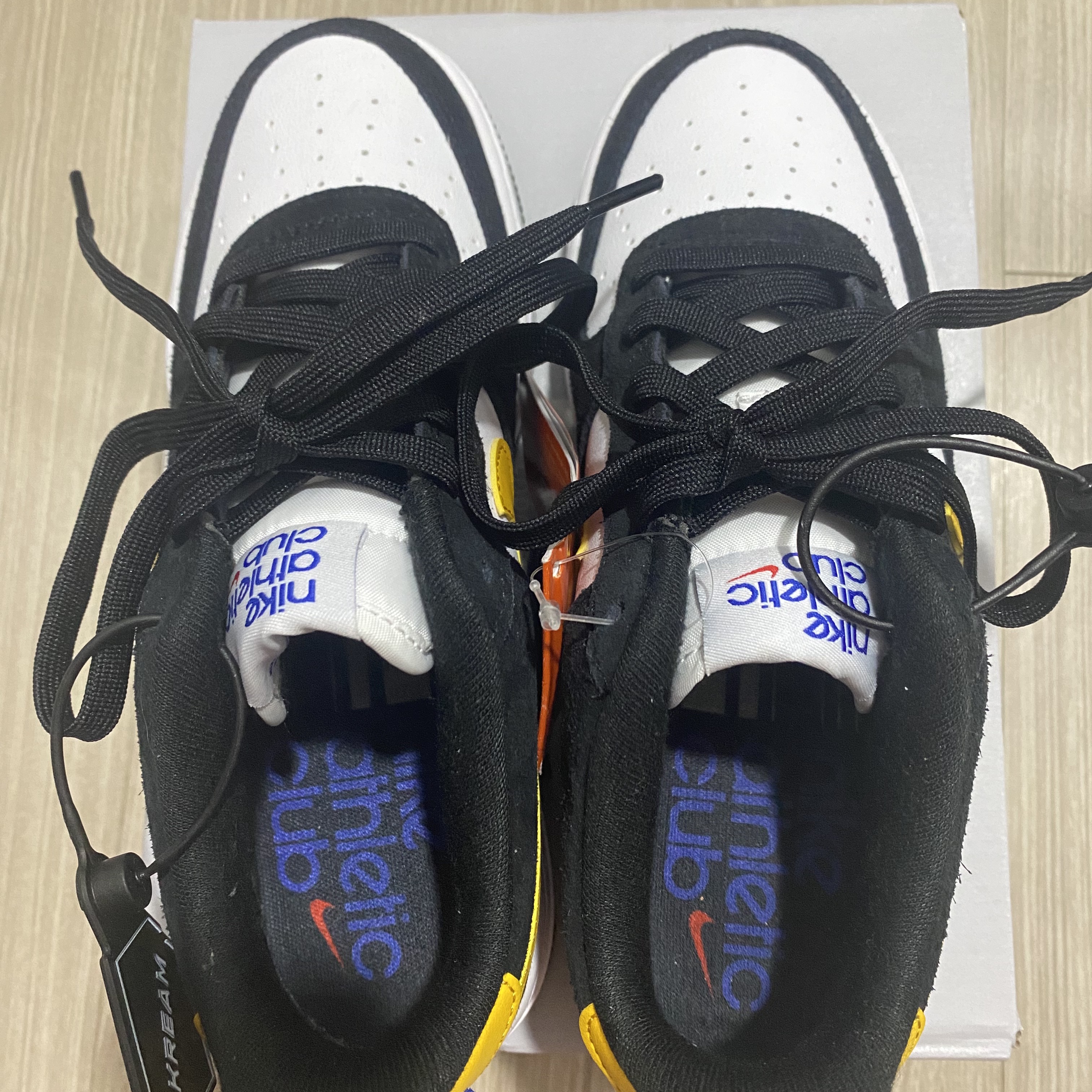 (GS) Nike Air Force 1 LV8 Athletic Club Black Dark Sulfur 착용 스타일 - 2