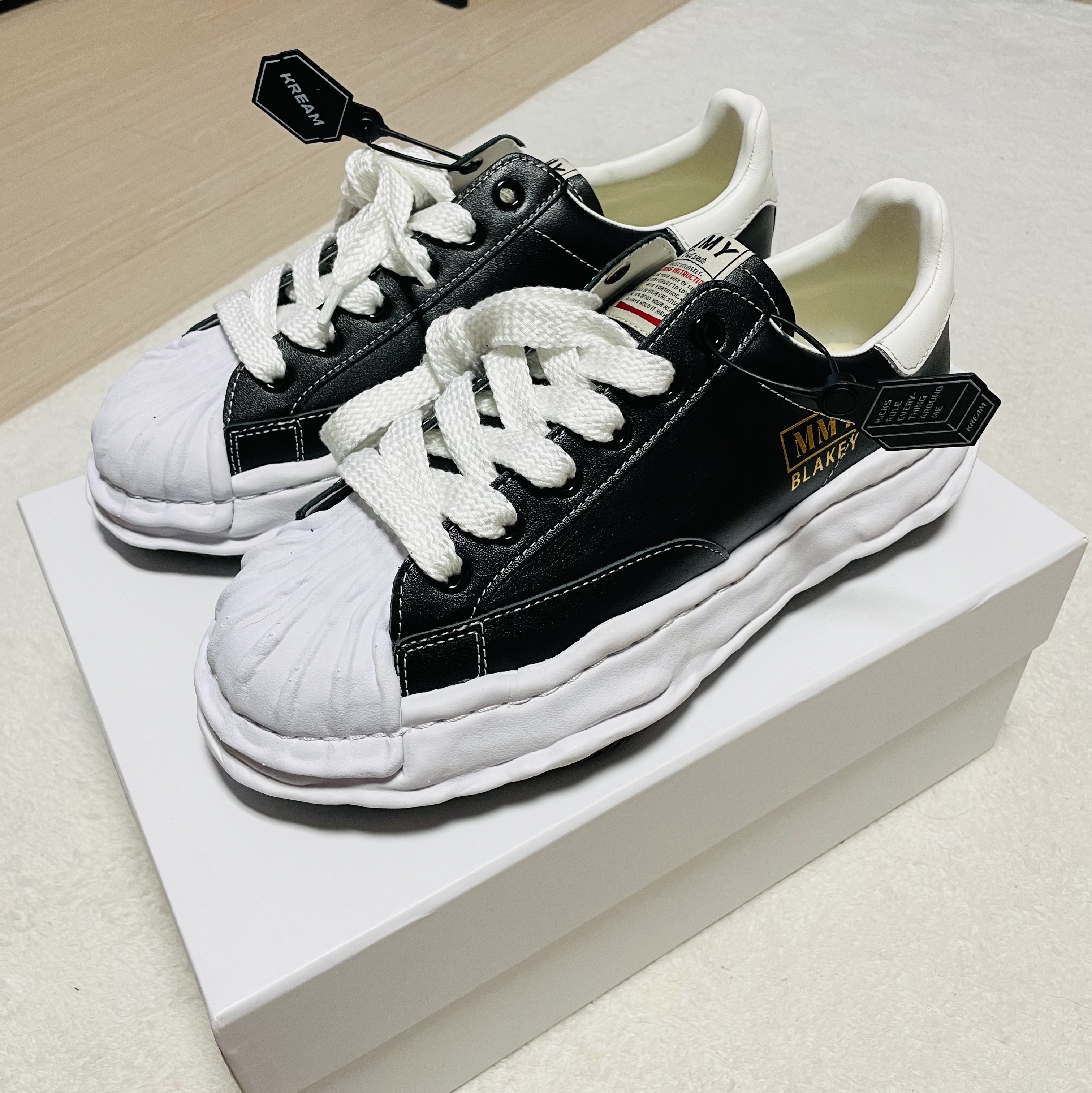 Maison Mihara Yasuhiro Blakey OG Sole Leather Low-top Sneakers Black 착용 스타일