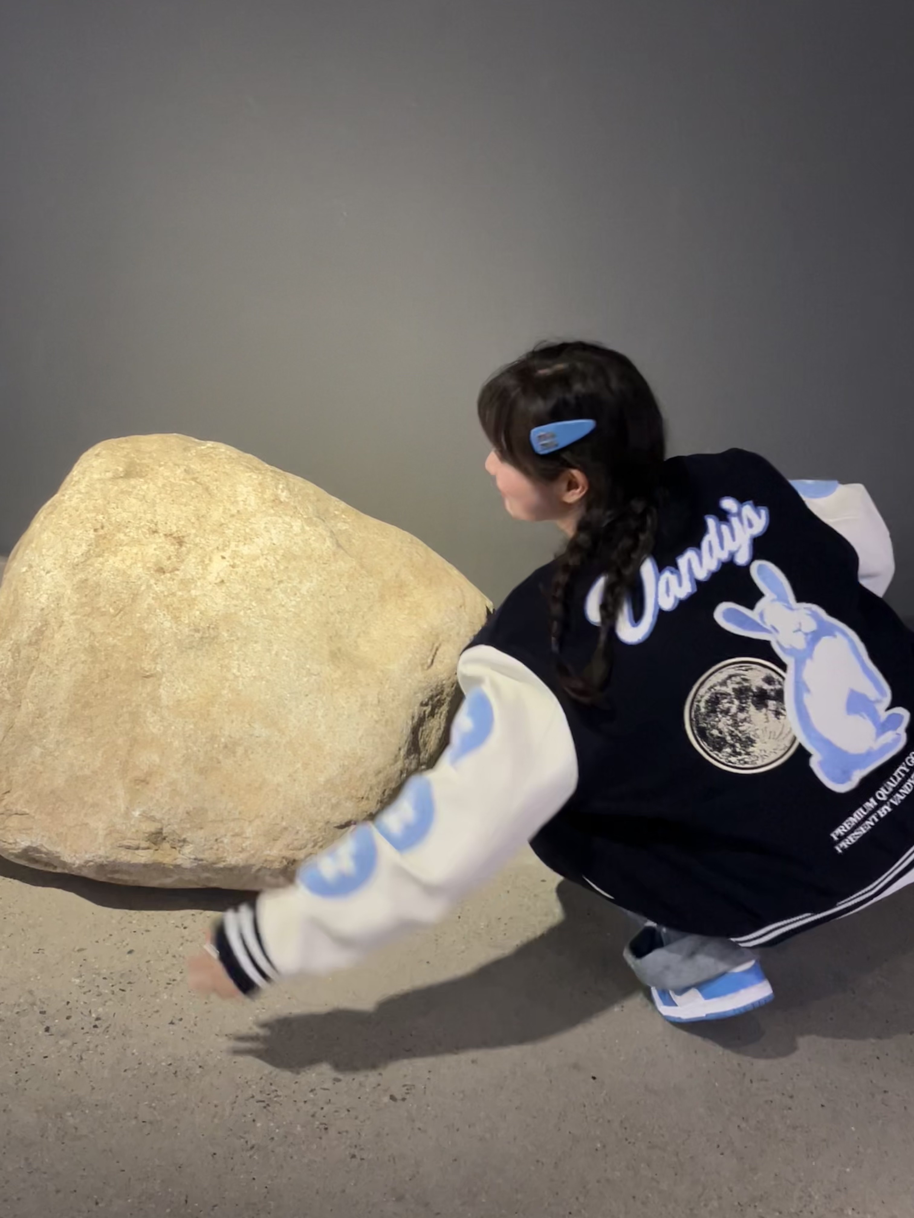 Vandy The Pink Rabbit Varsity Jacket 착용 스타일 - 1