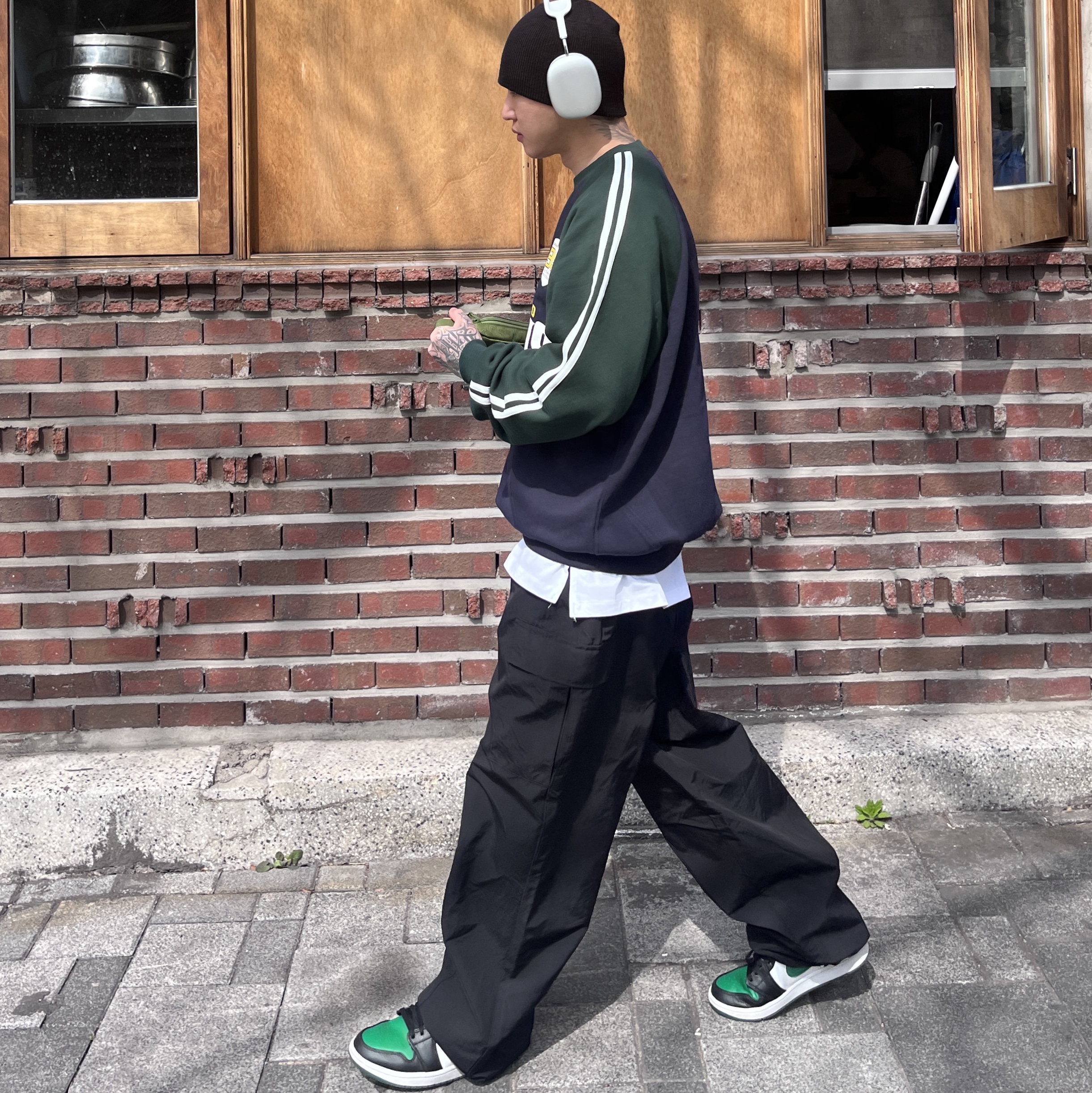 Apple AirPods Max Lightning Silver (Korean Ver.), (GS) Jordan 1 Mid Black Pine Green 착용 스타일 - 3