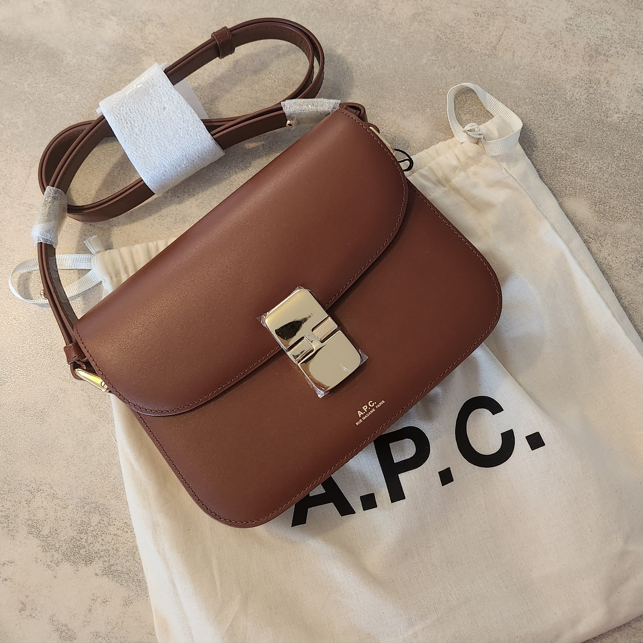 A.P.C. Grace Small Bag Nut Brown 착용 스타일
