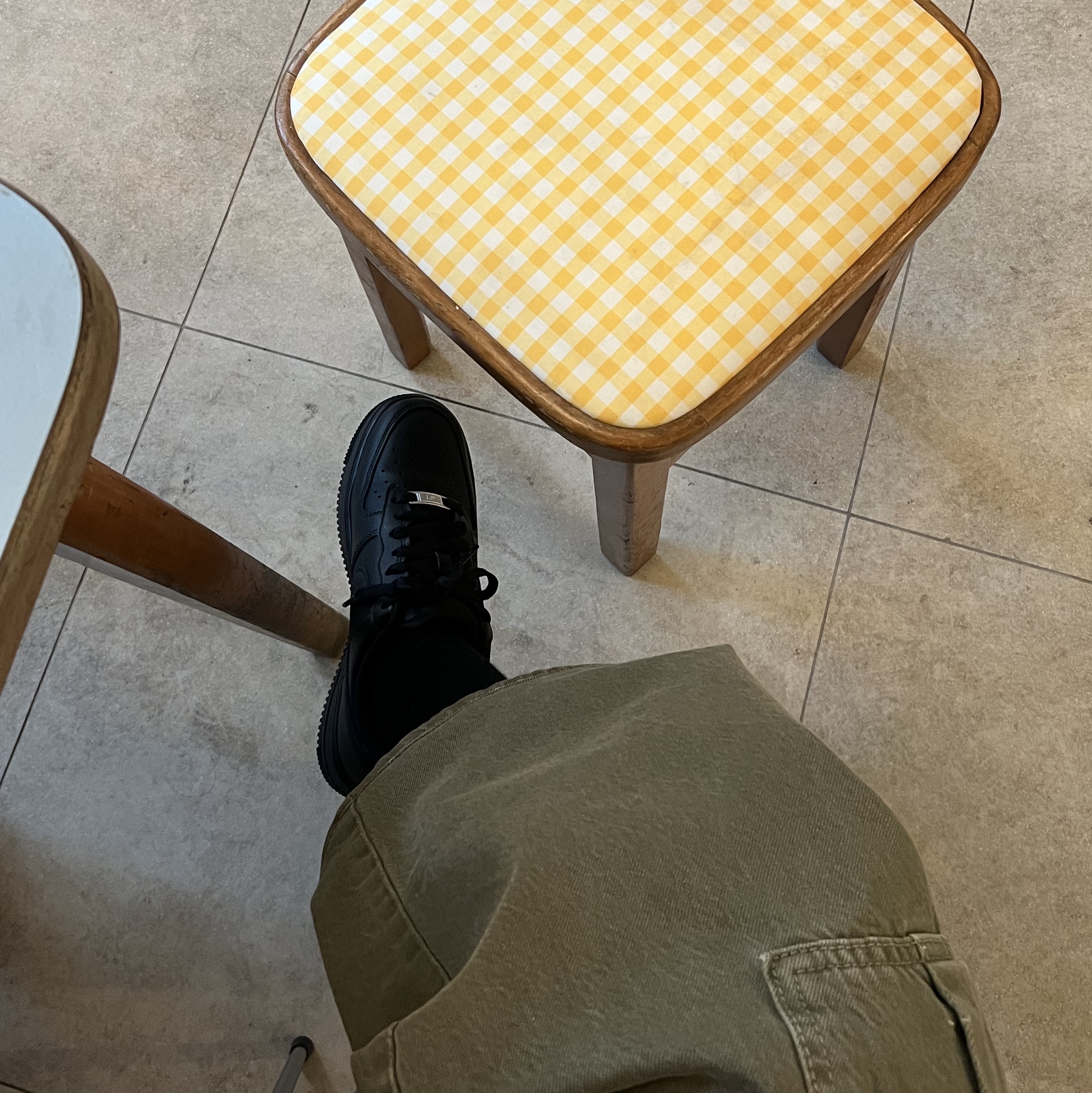 Nike Air Force 1 '07 Low Triple Black 착용 스타일 - 3