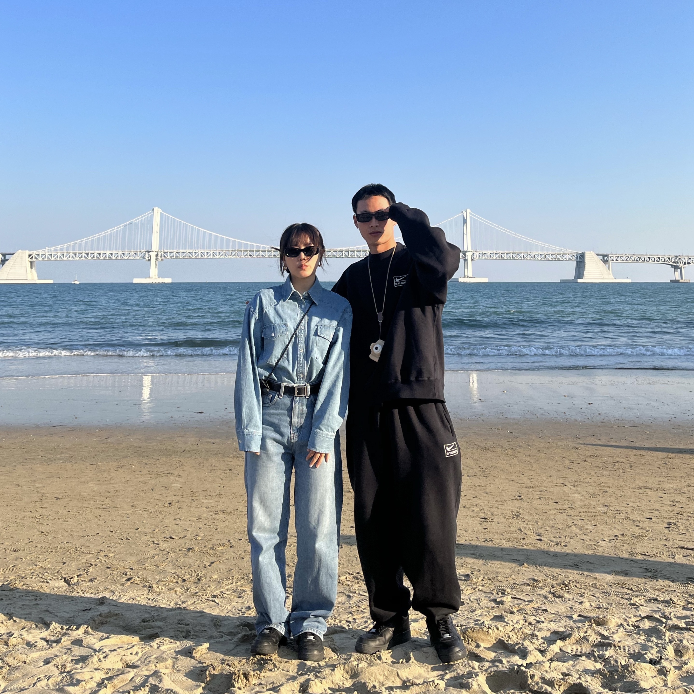 Nike x Stussy NRG Washed Fleece Crewneck Black (DO5310-010), (W) Nike Air Force 1 '07 Low Triple Black 착용 스타일 - 1