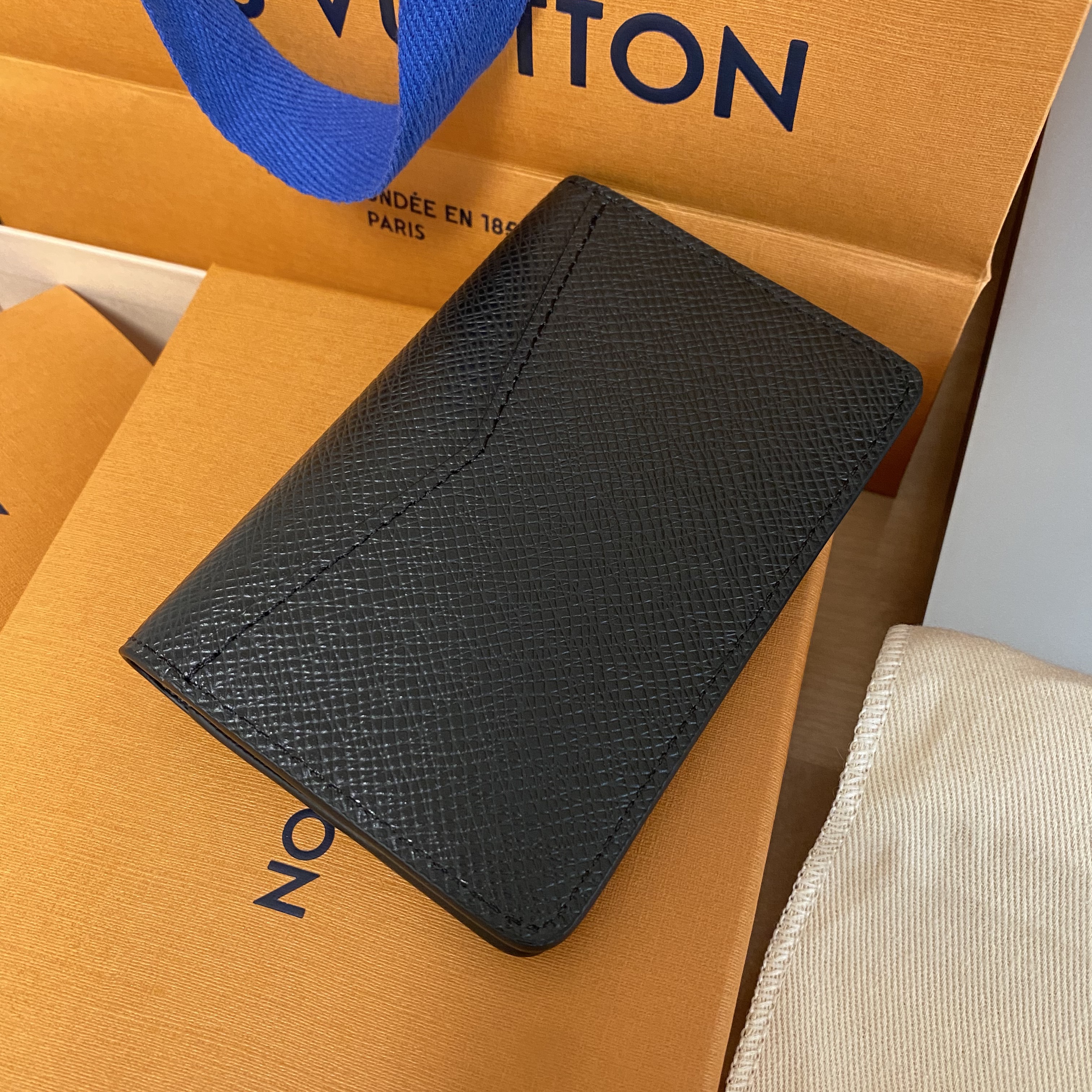 Louis Vuitton Pocket Organizer Taiga Black 착용 스타일 - 2