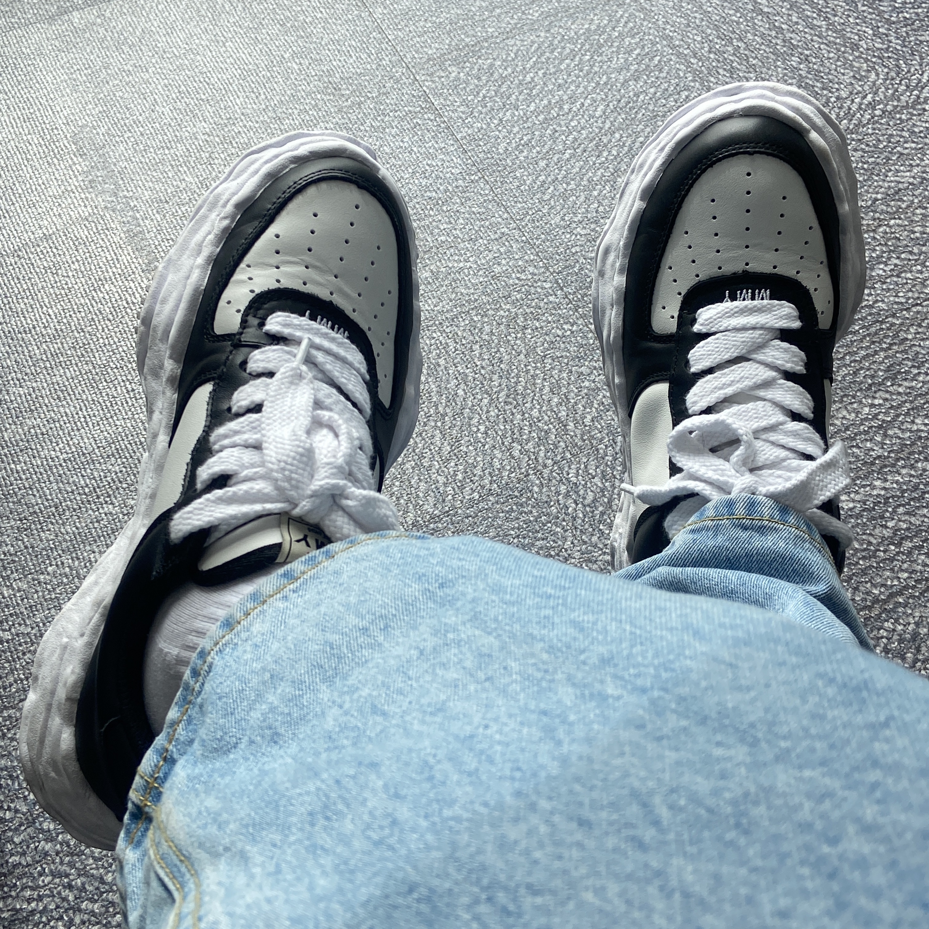 Maison Mihara Yasuhiro Wayne OG Sole Leather Low-top Sneakers Black White 착용 스타일 - 1