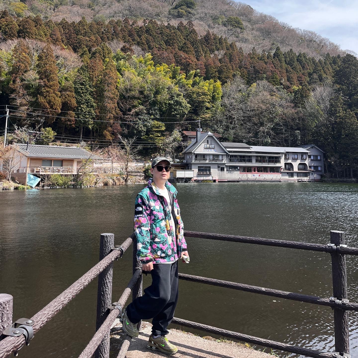 Supreme x The North Face Trekking Convertible Jacket Flowers - 22SS, Supreme One Two Fuck You S/S Top White - 23SS 착용 스타일 - 2
