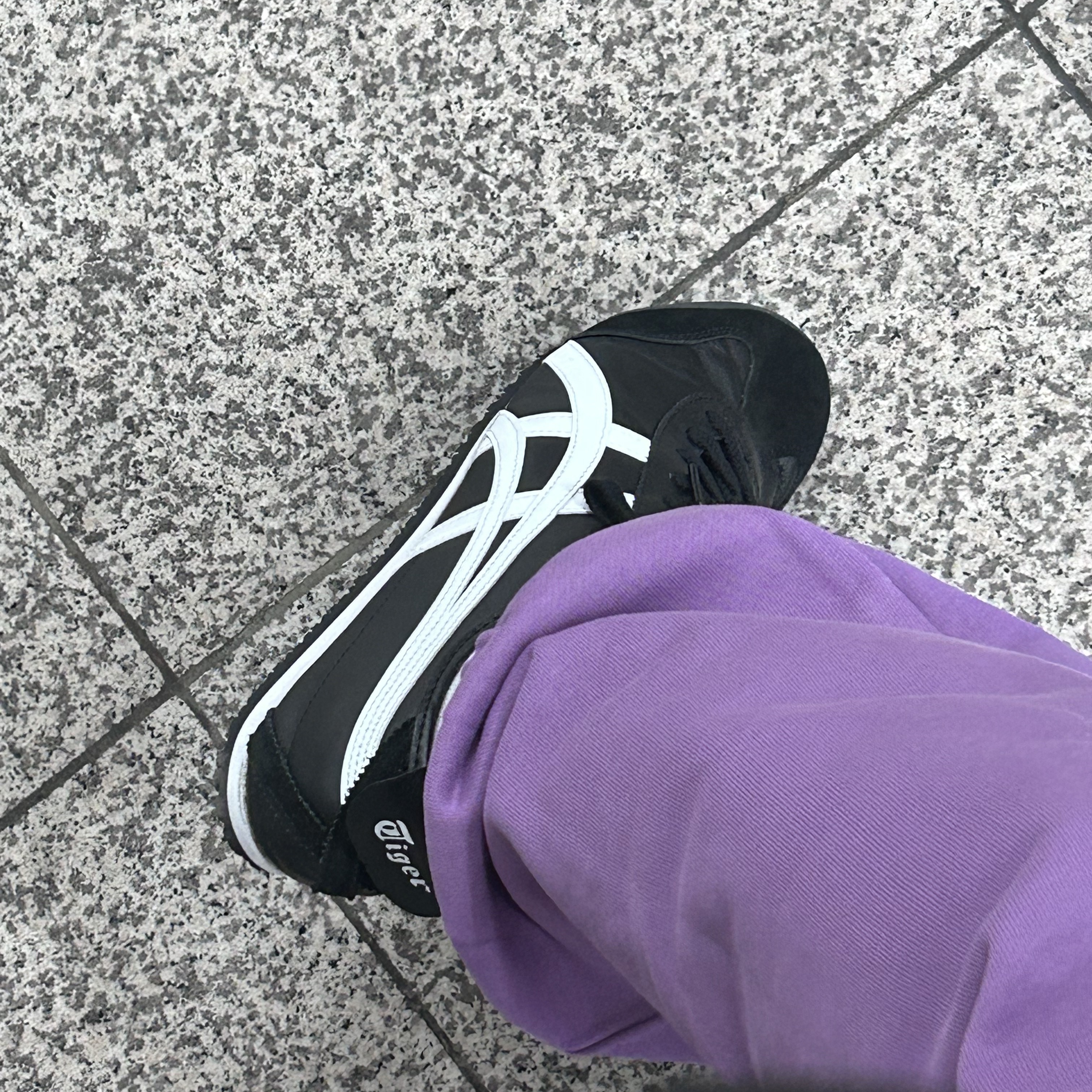 Onitsuka Tiger Mexico 66 Black White 착용 스타일 - 1