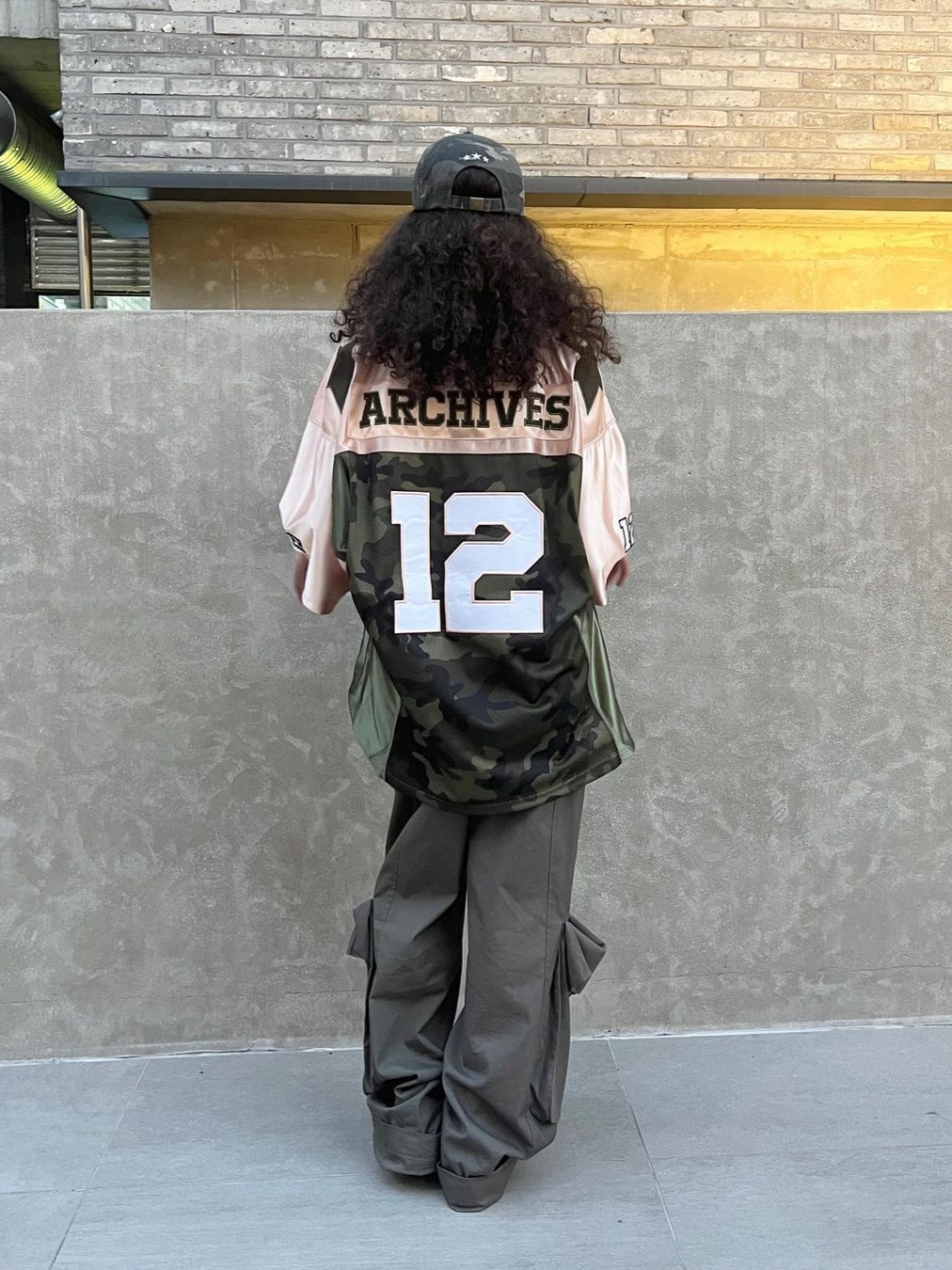 2000Archives Football T-Shirt Coral Camo, 2000Archives Tender Beauty Camo Ball Cap 착용 스타일 - 2