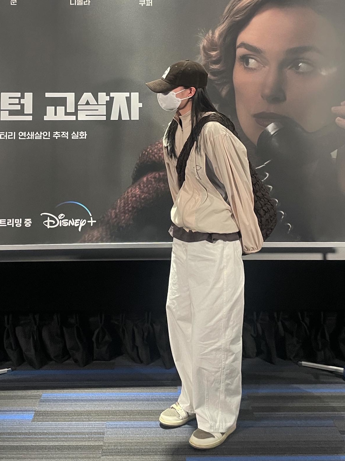 COS Quilted Oversized Shoulder Bag Brown, Jordan 1 x Travis Scott Retro Low OG SP Sail and Ridgerock 착용 스타일 - 1