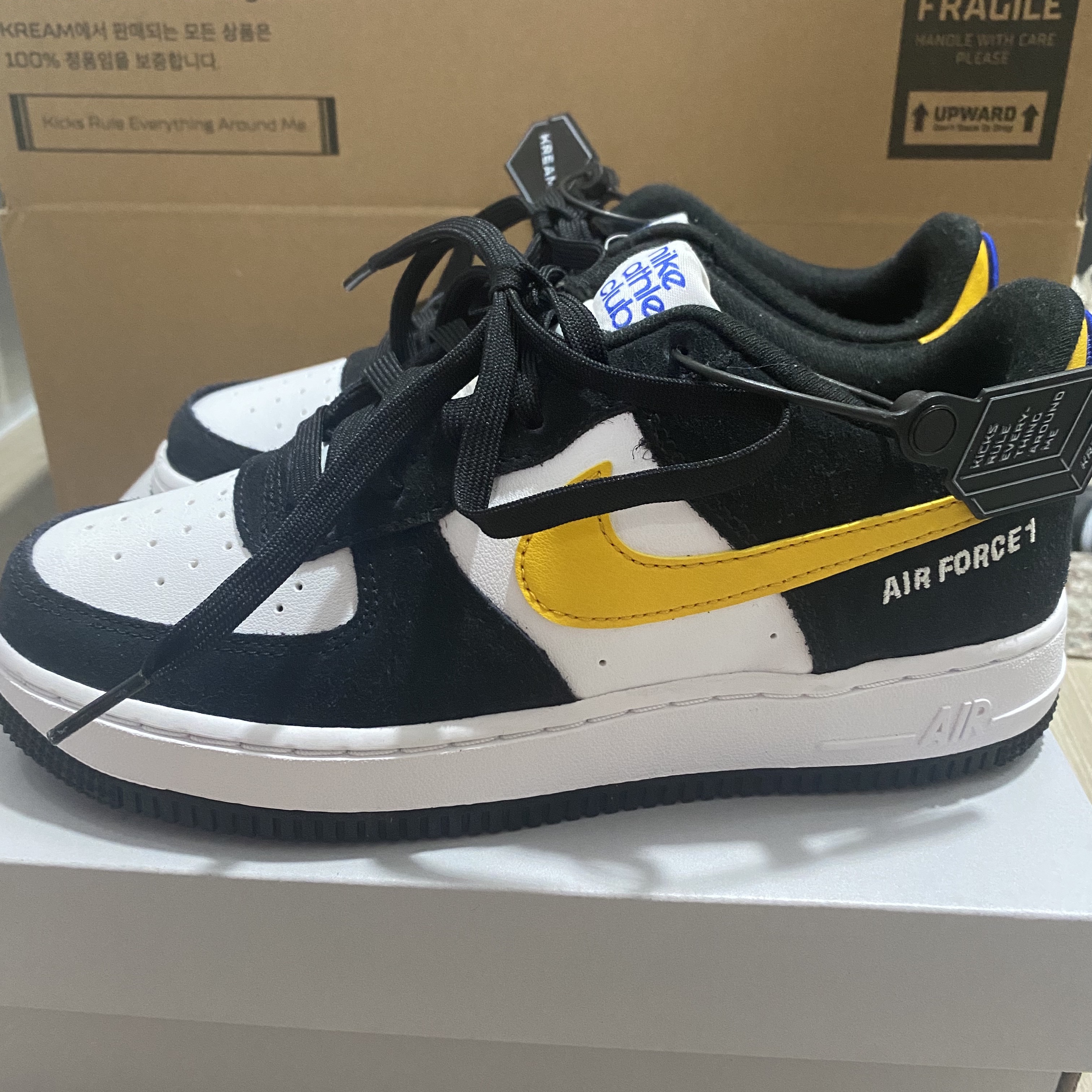 (GS) Nike Air Force 1 LV8 Athletic Club Black Dark Sulfur 착용 스타일 - 1