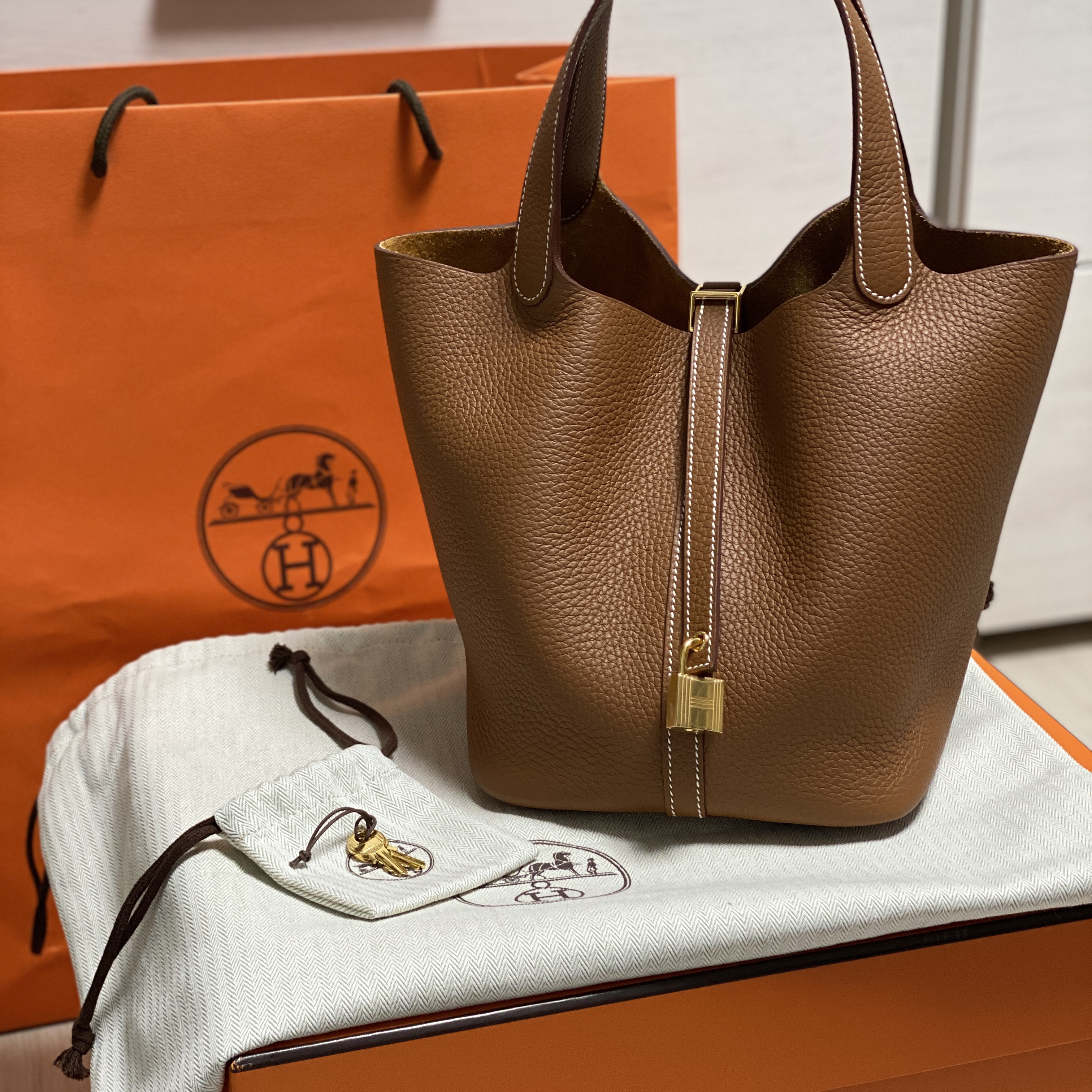 Hermes Picotin Lock 22 Bag Clemence & Gold 착용 스타일