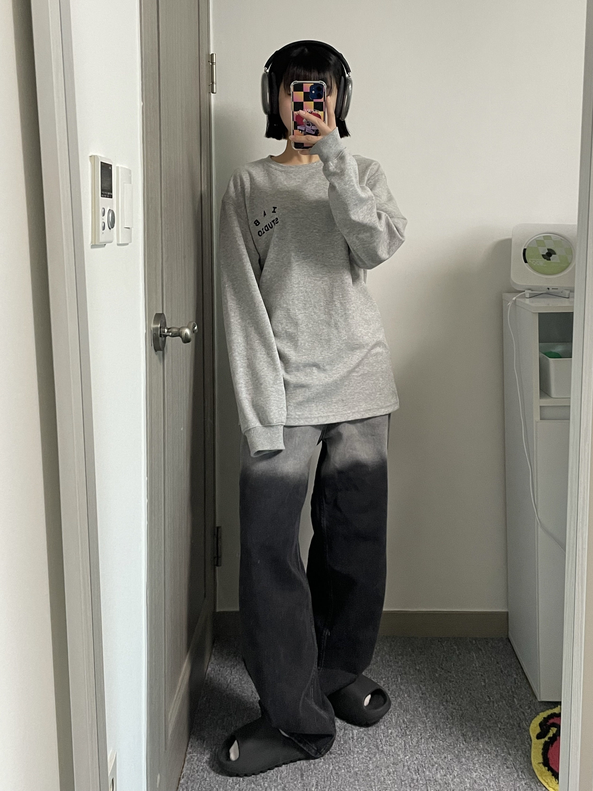 IAB Studio Long Sleeve Gray, Adidas Yeezy Slide Onyx 착용 스타일 - 1