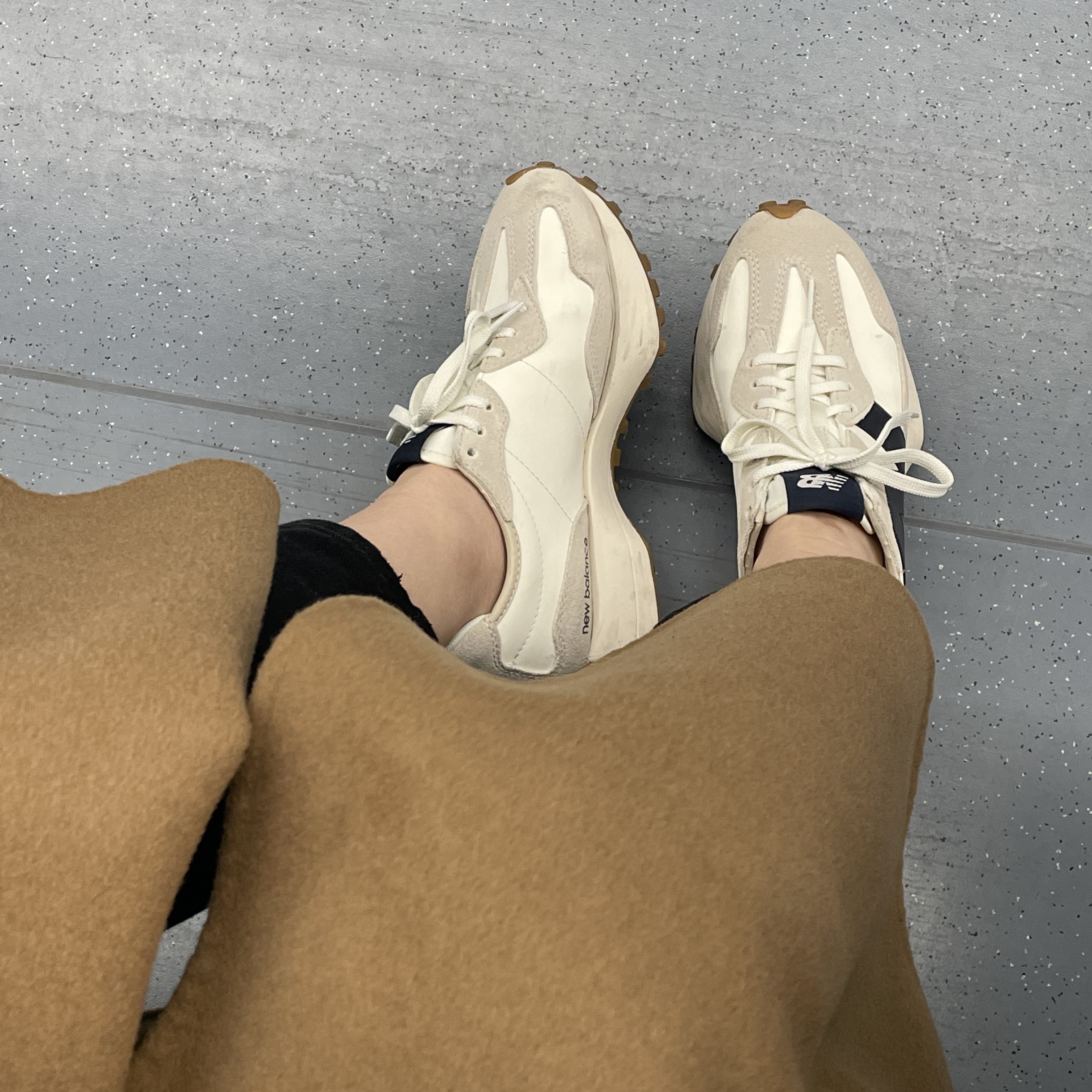 (W) New Balance 327 Beige Gum 착용 스타일