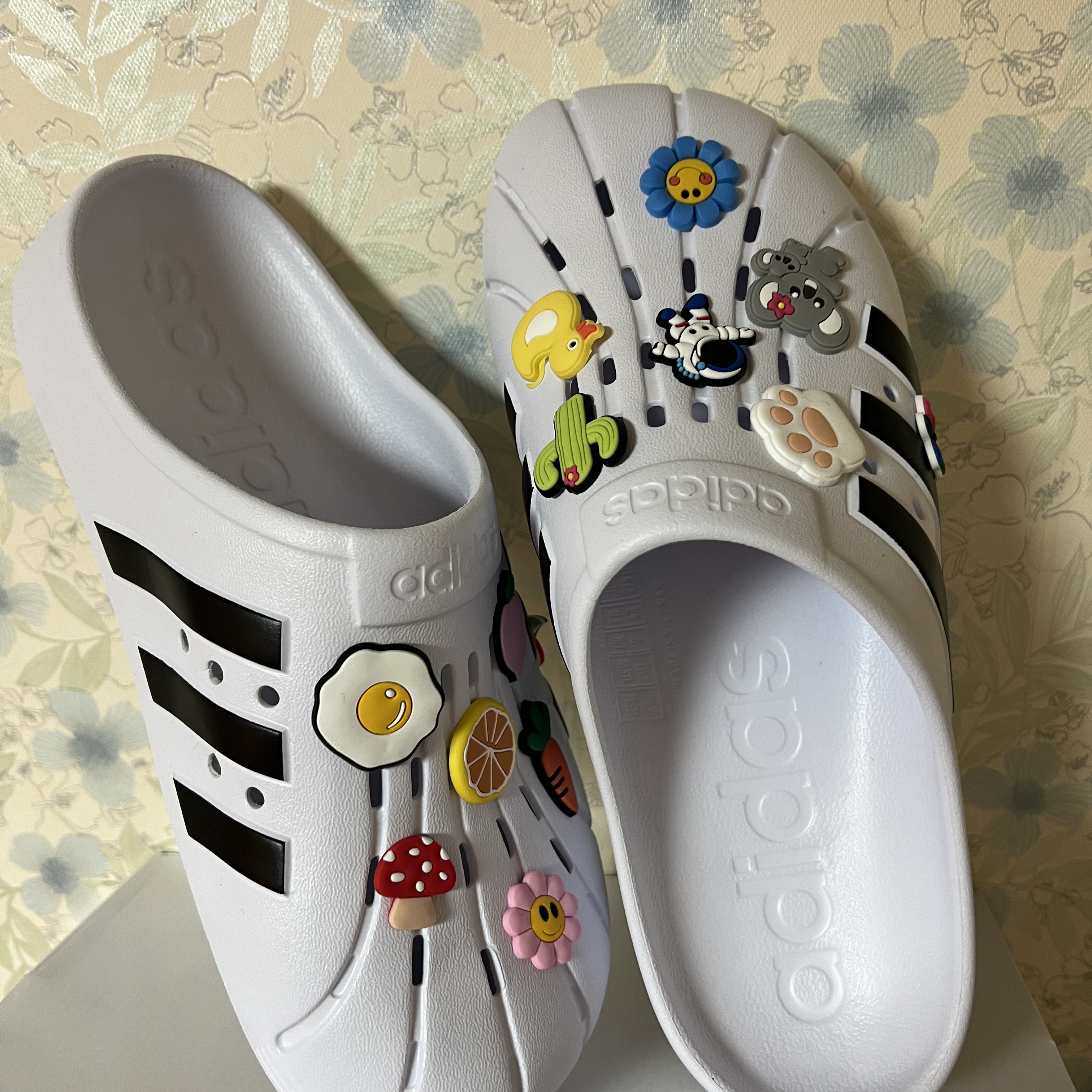 Adidas Adilette Clog White Black 착용 스타일