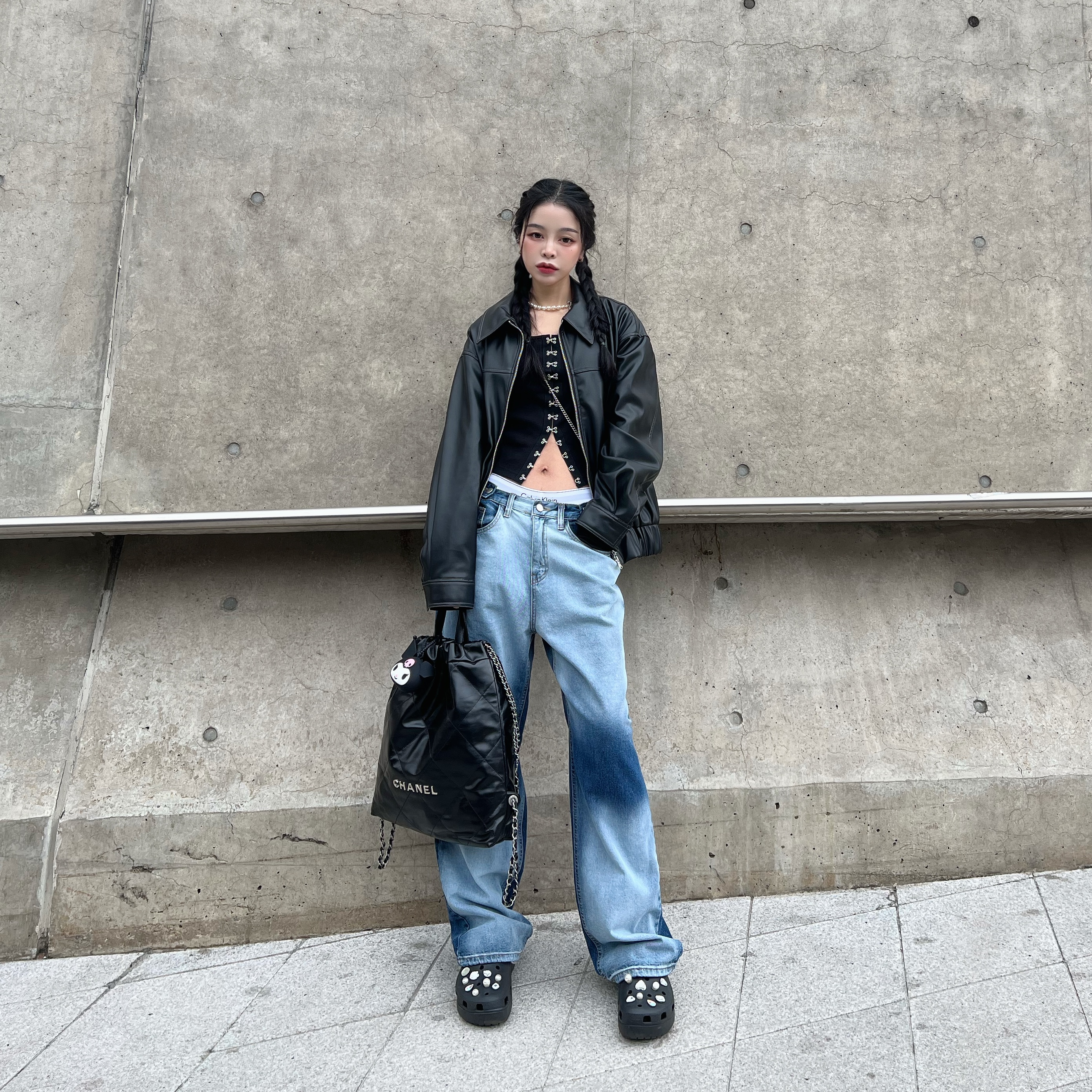 Vivienne Westwood Mini Bas Relief Choker Silver, Chanel 22 Backpack Calfskin & Silver Black 착용 스타일 - 2