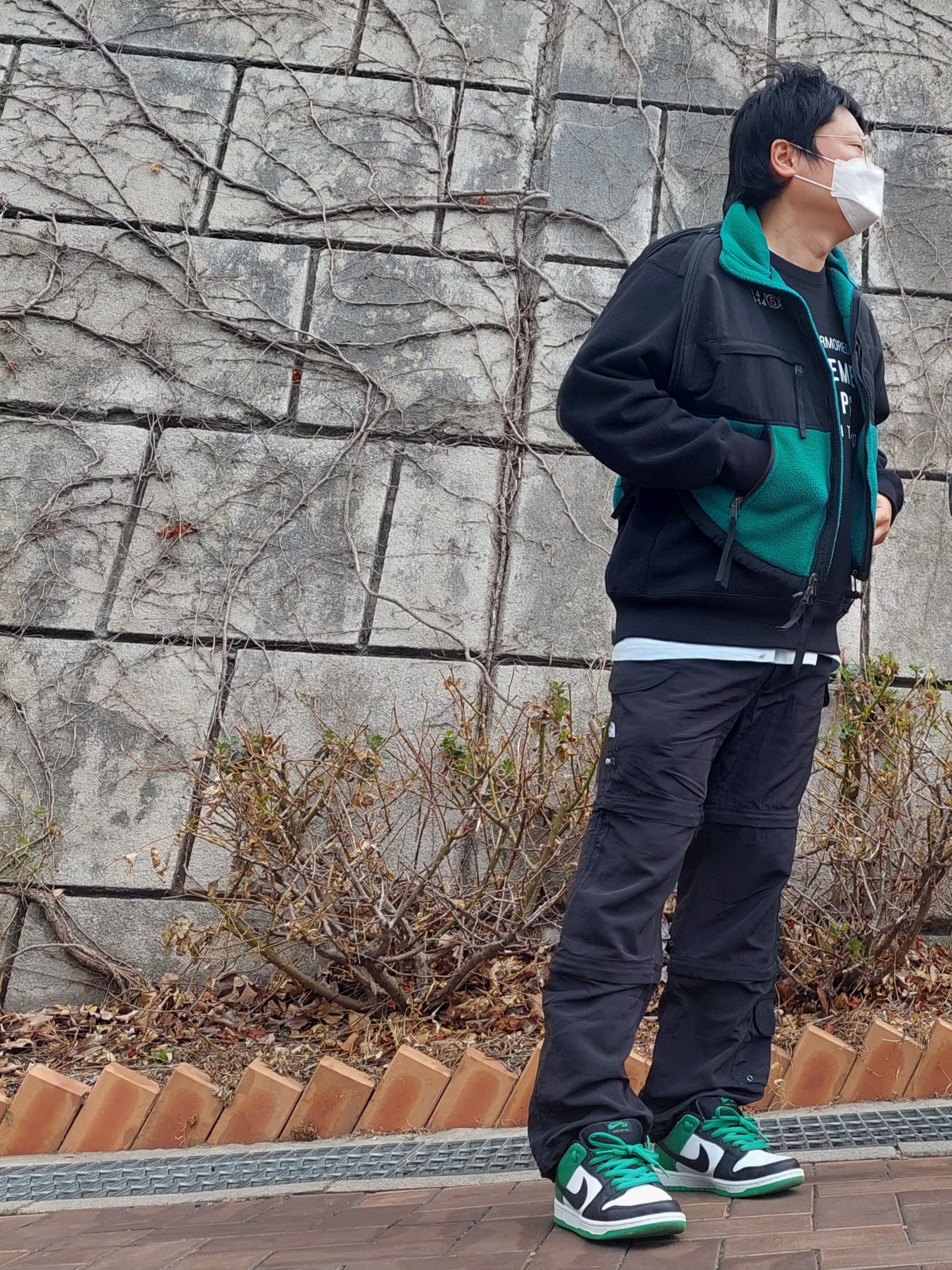 Supreme x WTAPS Crewneck Black - 21FW, Supreme x The North Face Trekking Zip-Off Belted Pants Black - 22SS 착용 스타일