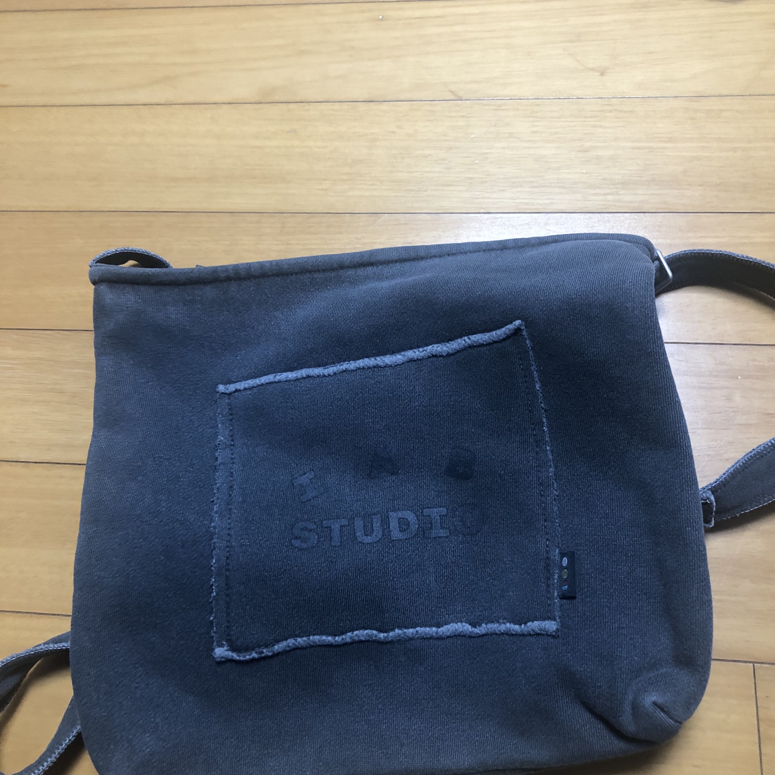 IAB Studio Pigment Bag Black 착용 스타일