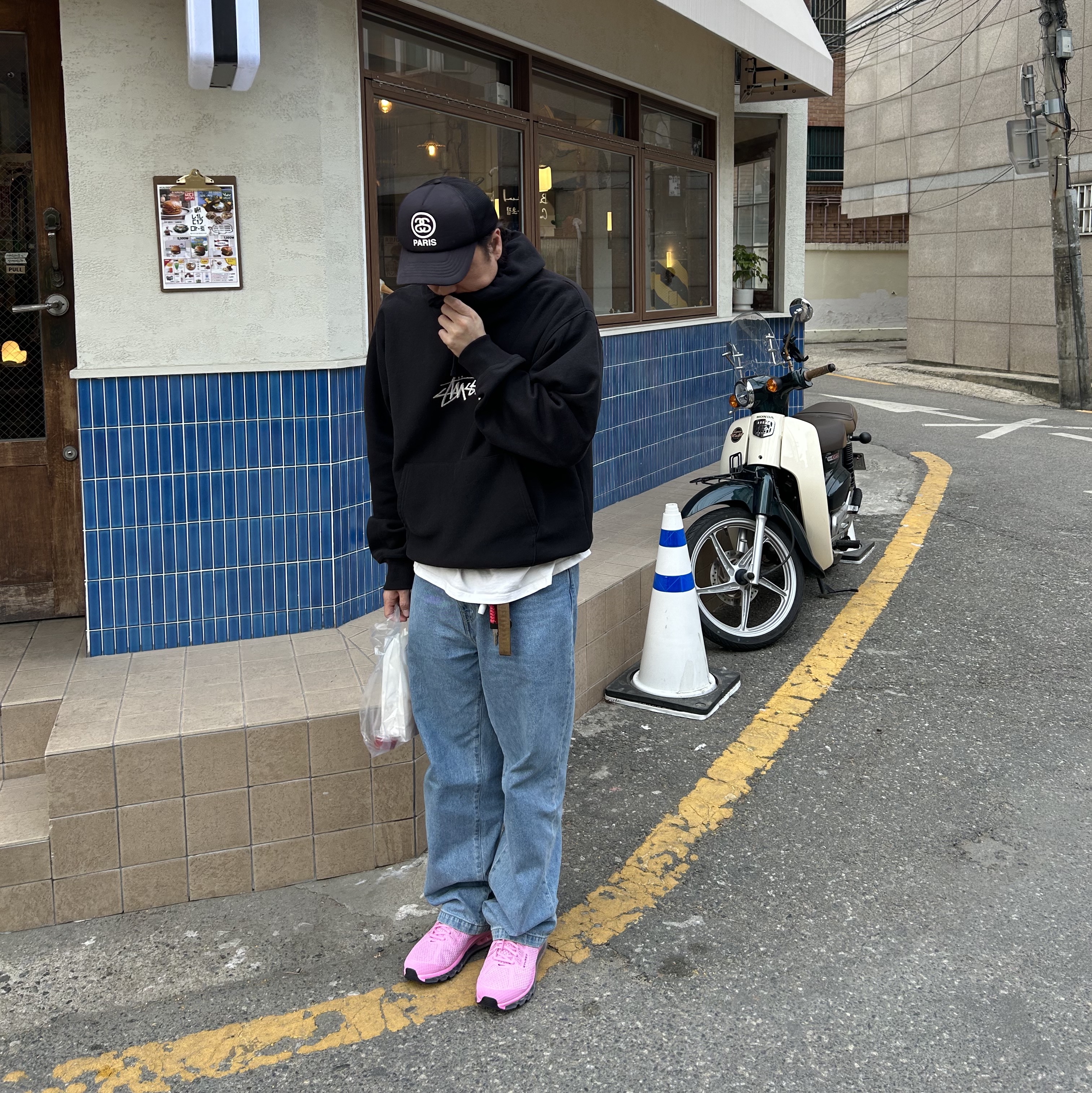 Nike x Stussy Air Max 2013 Psychic Pink, Stussy Basic Stussy Embroidered Hoodie Black - 21SS 착용 스타일 - 1