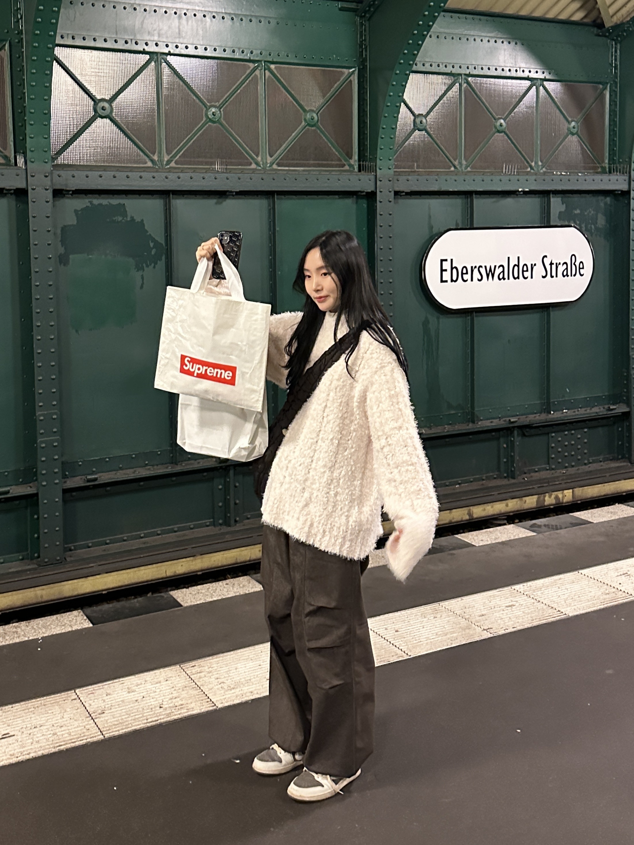 Jordan 1 x Travis Scott Retro Low OG SP Sail and Ridgerock, COS Quilted Oversized Shoulder Bag Brown 착용 스타일 - 1