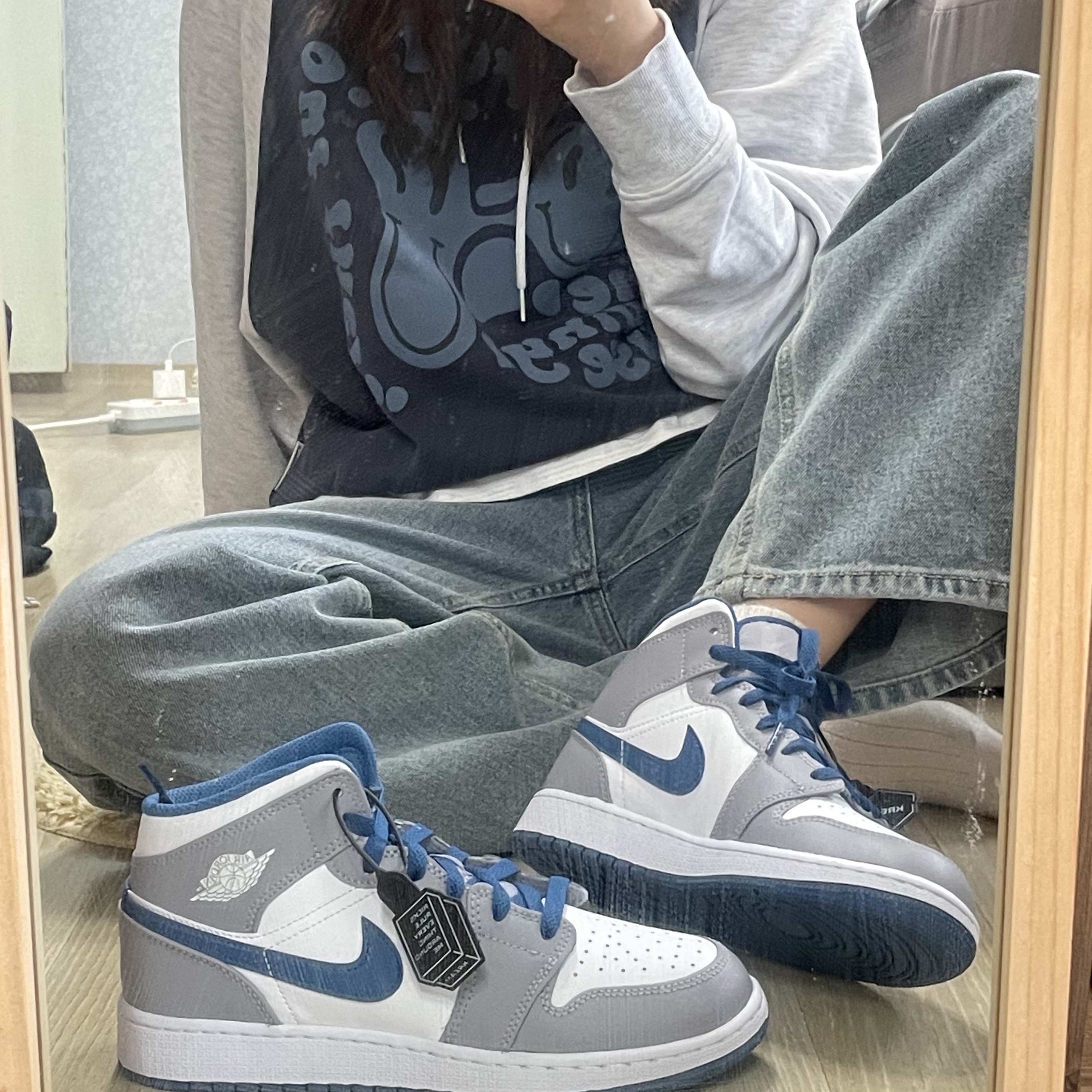 (GS) Jordan 1 Mid Cement Grey True Blue 착용 스타일 - 1
