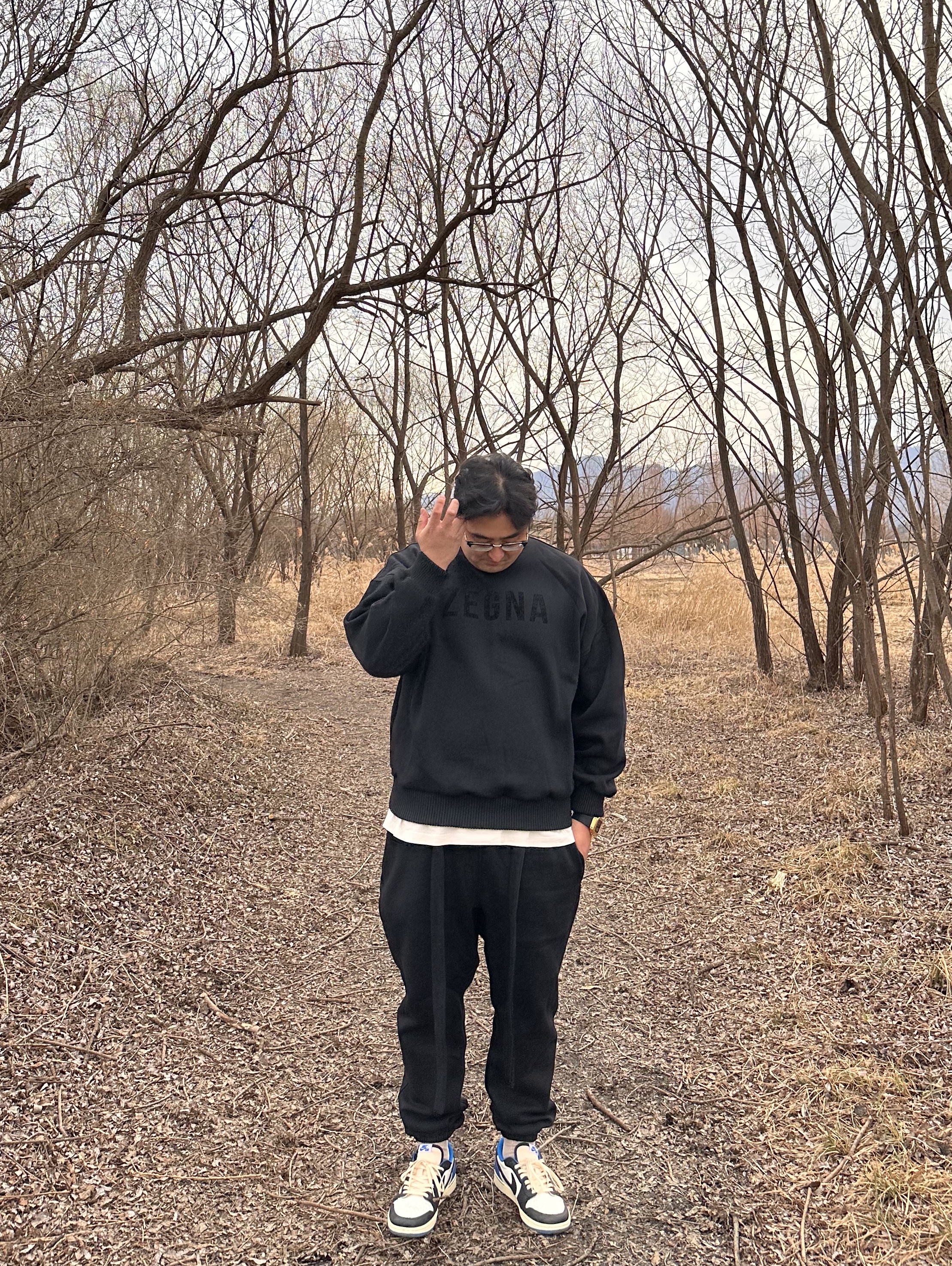 Jordan 1 x Travis Scott x Fragment Retro Low OG SP Military Blue, Fear of God x Ermenegildo Zegna Cotton Blend Crewneck Sweatshirt Black 착용 스타일 - 2