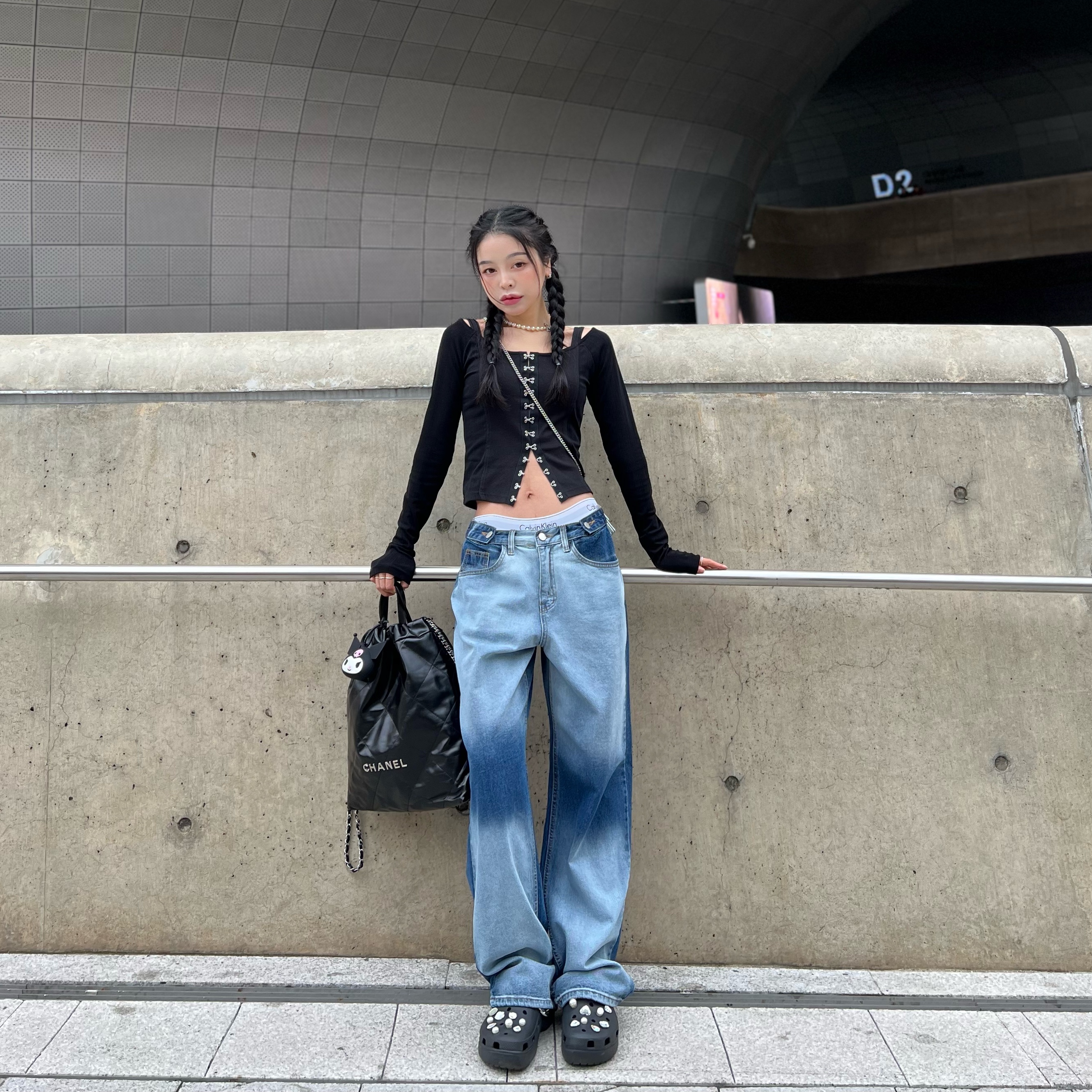 Vivienne Westwood Mini Bas Relief Choker Silver, Chanel 22 Backpack Calfskin & Silver Black 착용 스타일 - 1