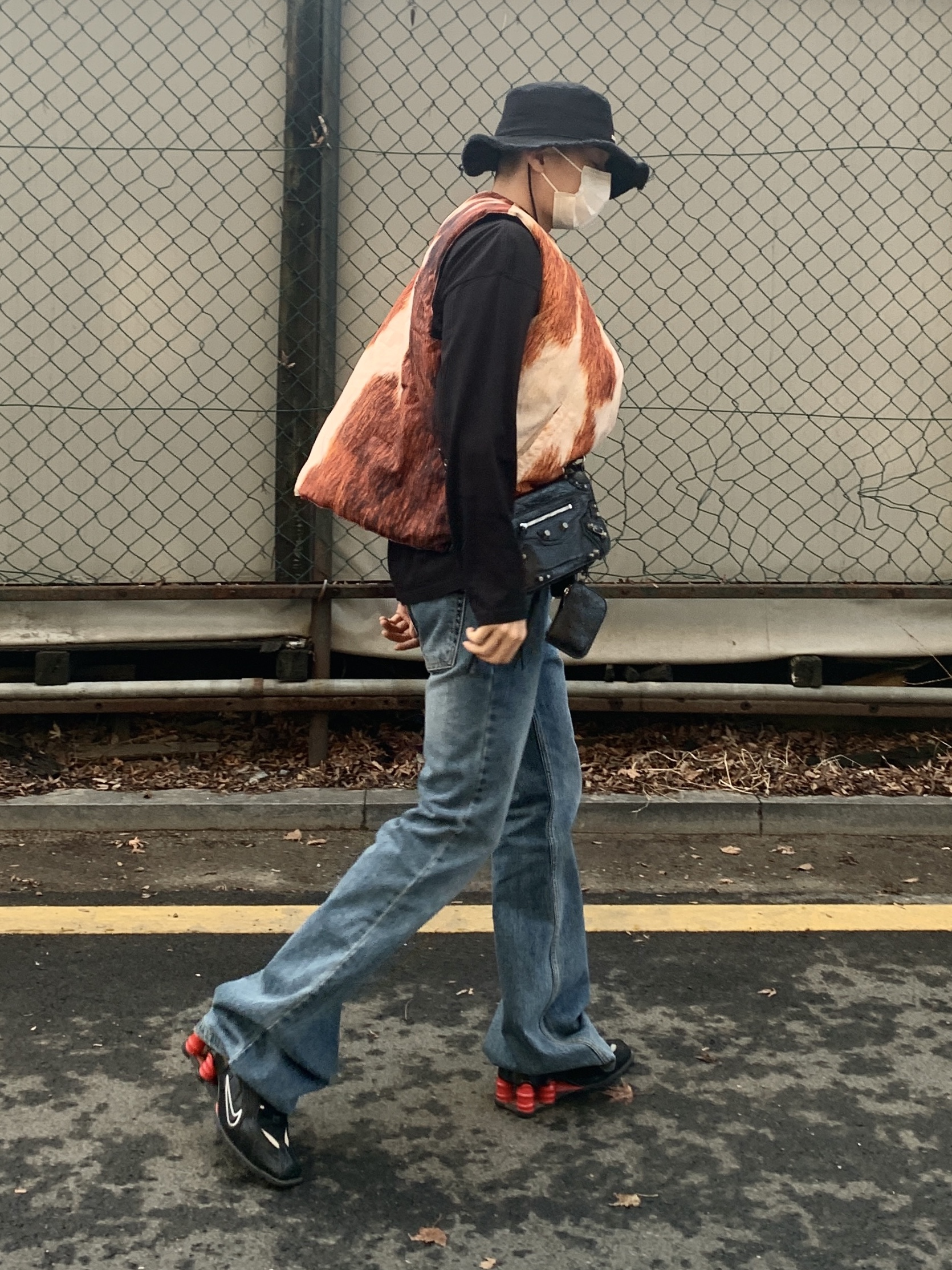 Nike x Martine Rose Shox MR4 Black, Balenciaga Le Cagole Mini Multipouch Black 착용 스타일 - 1