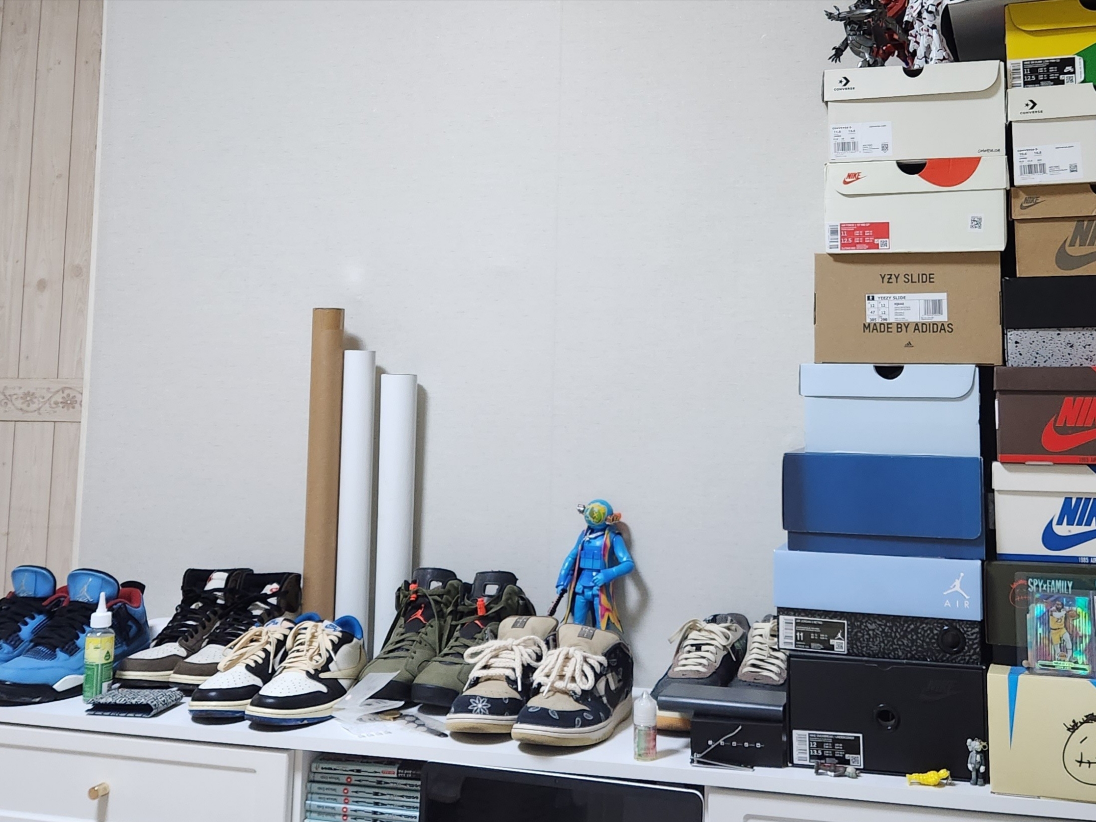 Jordan 4 x Travis Scott Retro Cactus Jack, Jordan 1 x Travis Scott Retro High OG SP Mocha 착용 스타일