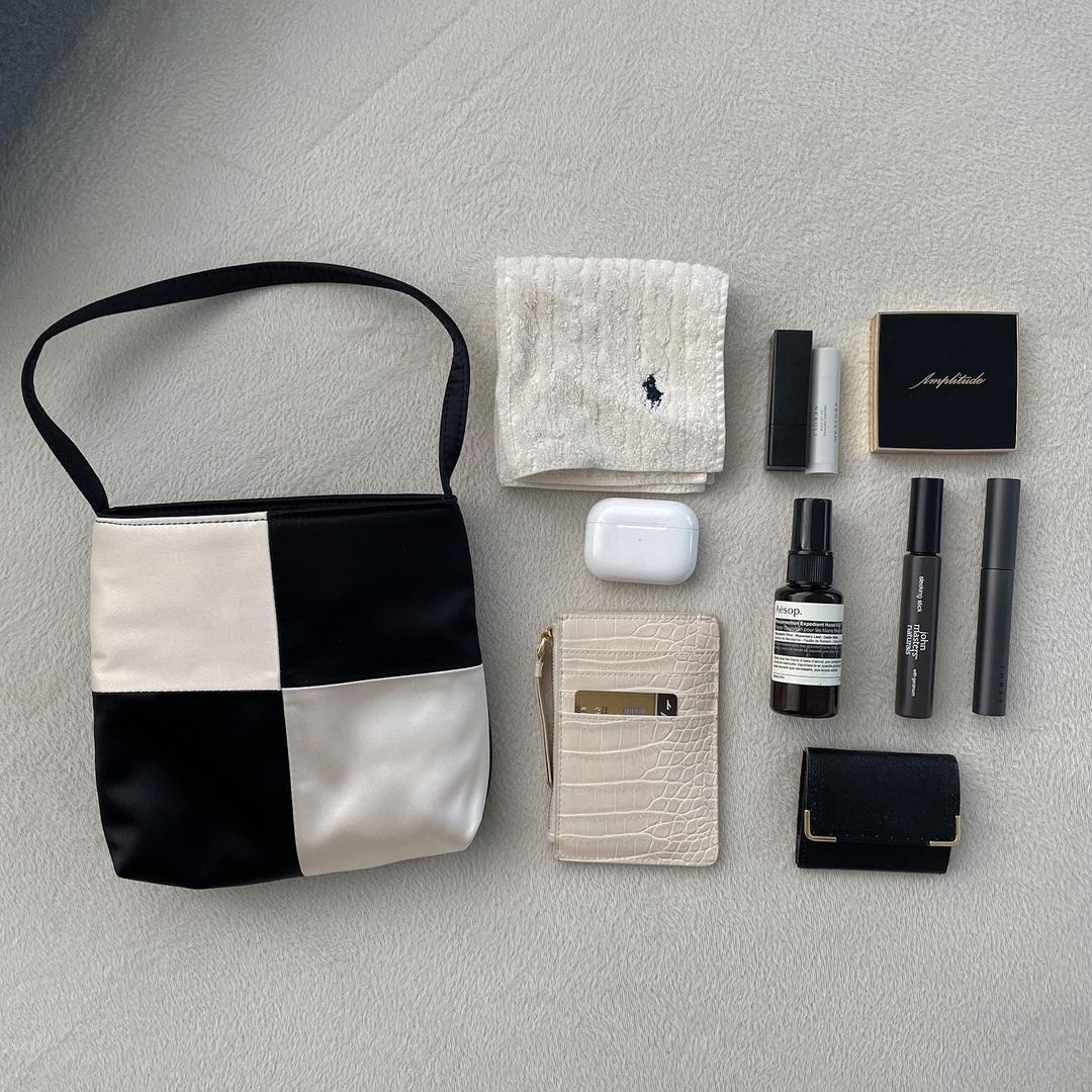 Hai Vera Bag Black Ivory 착용 스타일