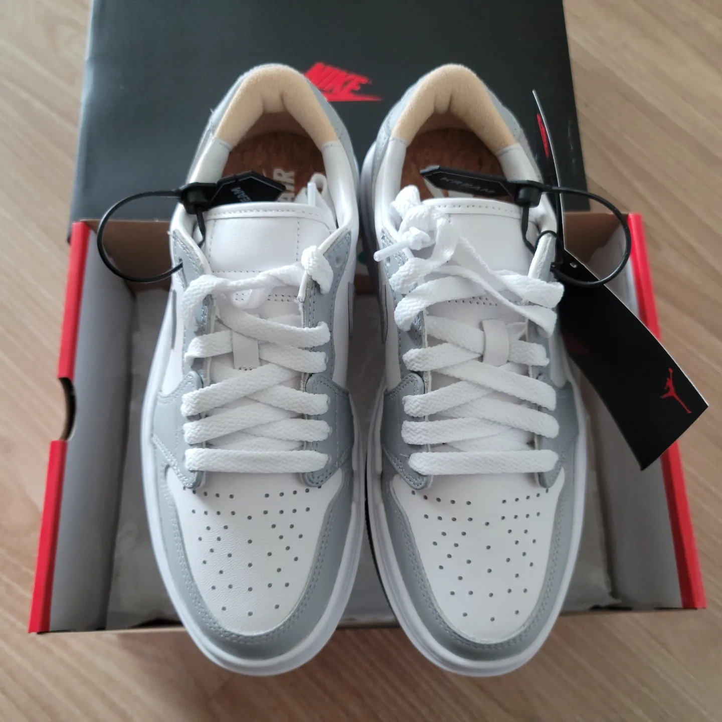 (W) Jordan 1 Elevate Low White and Wolf Grey 착용 스타일 - 1