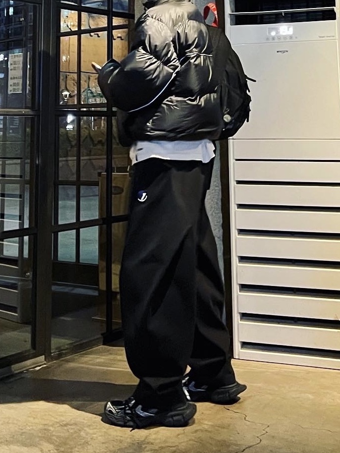 Balenciaga 3XL Sneakers Black White, Zara x Ader Error Jogger Pants Black 착용 스타일 - 1