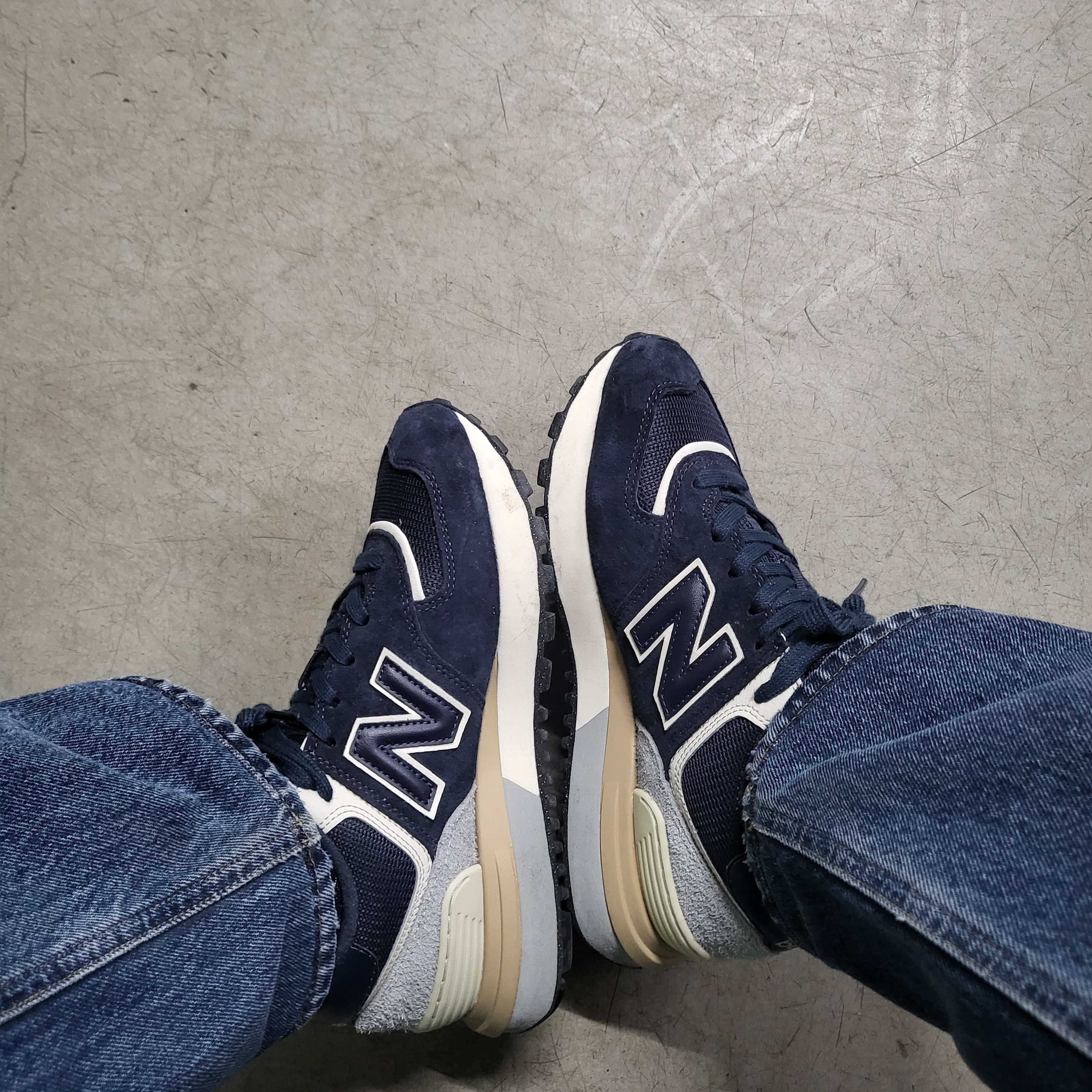 New Balance 574 Legacy Blue Navy 착용 스타일 - 2