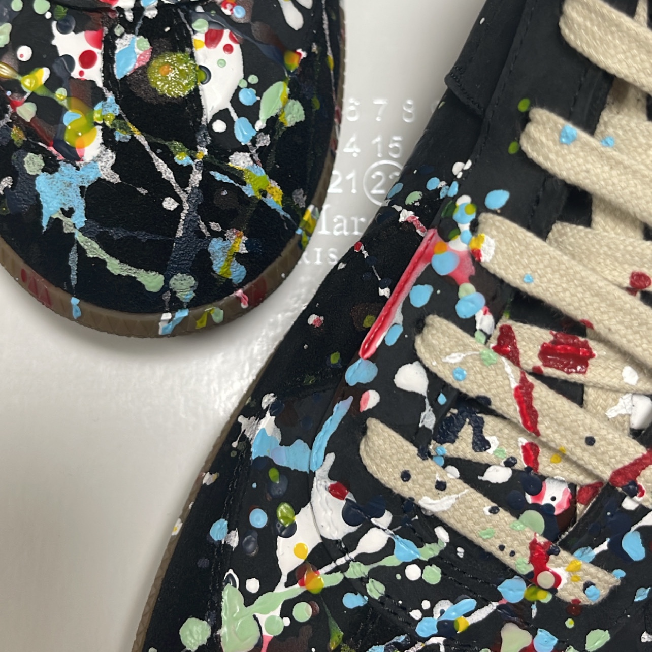 Maison Margiela Replica Paint Drop Sneakers Black 착용 스타일