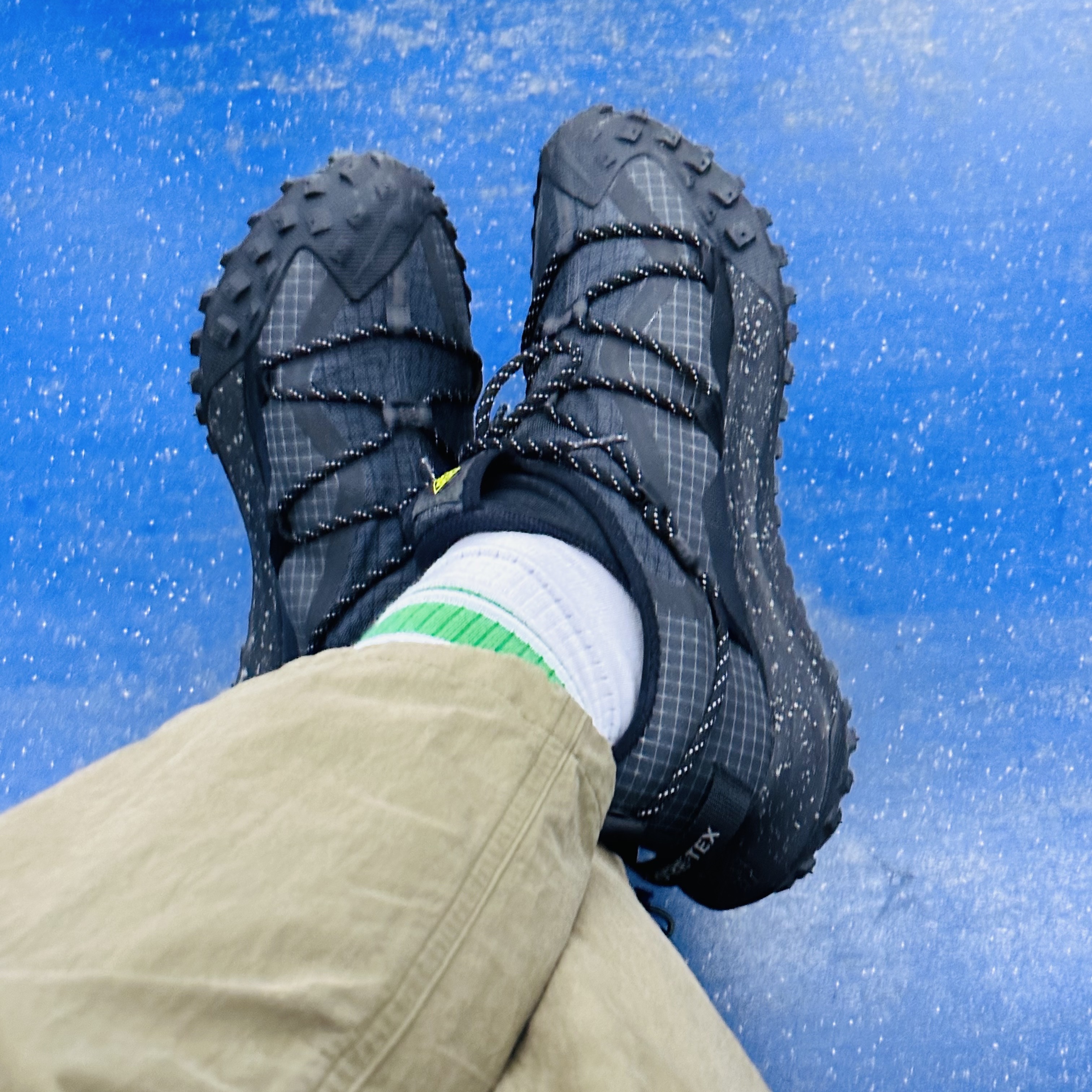 Nike ACG Mountain Fly Low Gore-Tex SE Dark Smoke Grey 착용 스타일 - 1
