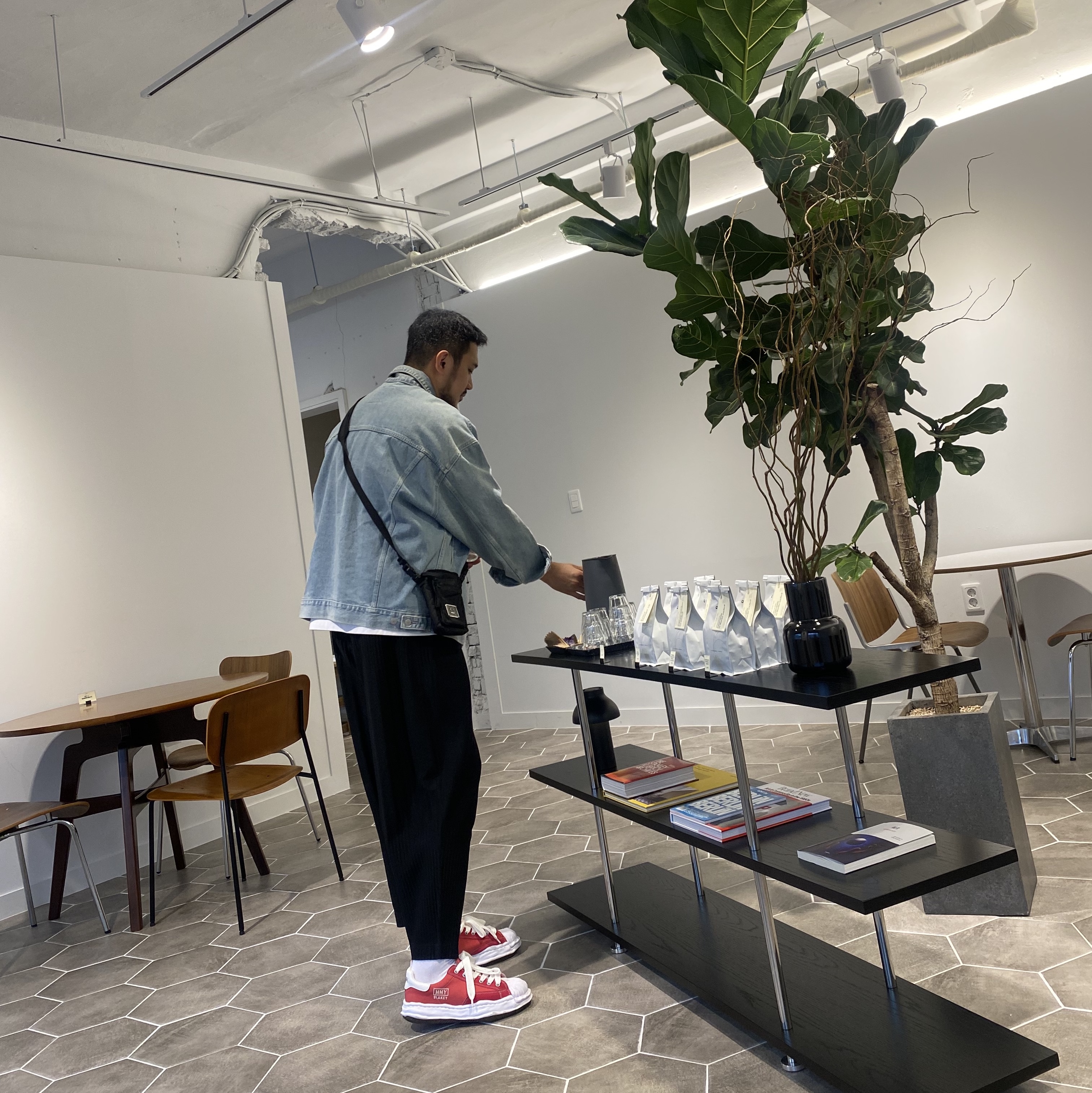 Maison Mihara Yasuhiro Blakey OG Sole Canvas Low-top Sneakers Pink, Acne Studios Logo Plaque Pocket Bag Black 착용 스타일