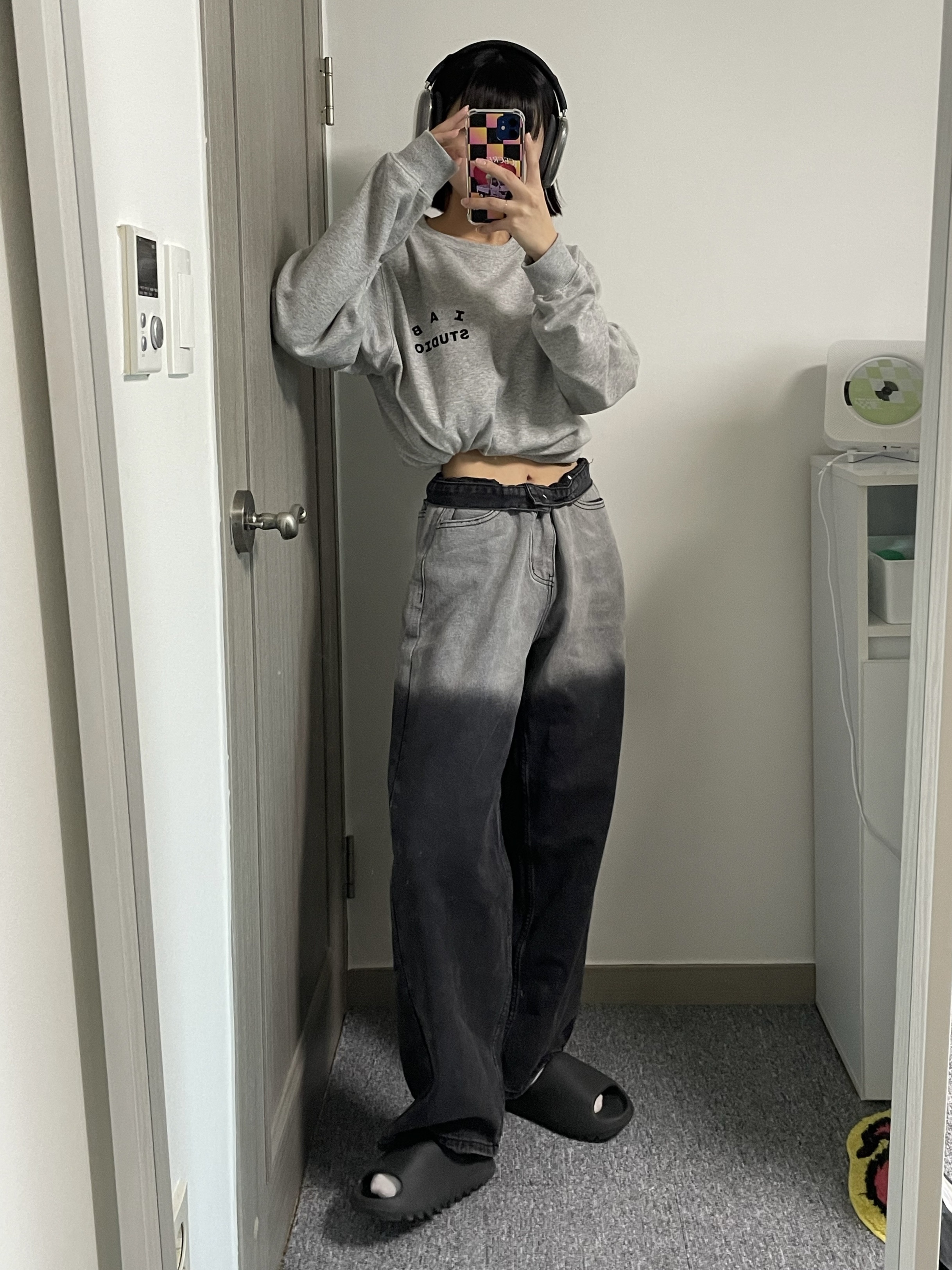 IAB Studio Long Sleeve Gray, Adidas Yeezy Slide Onyx 착용 스타일 - 3