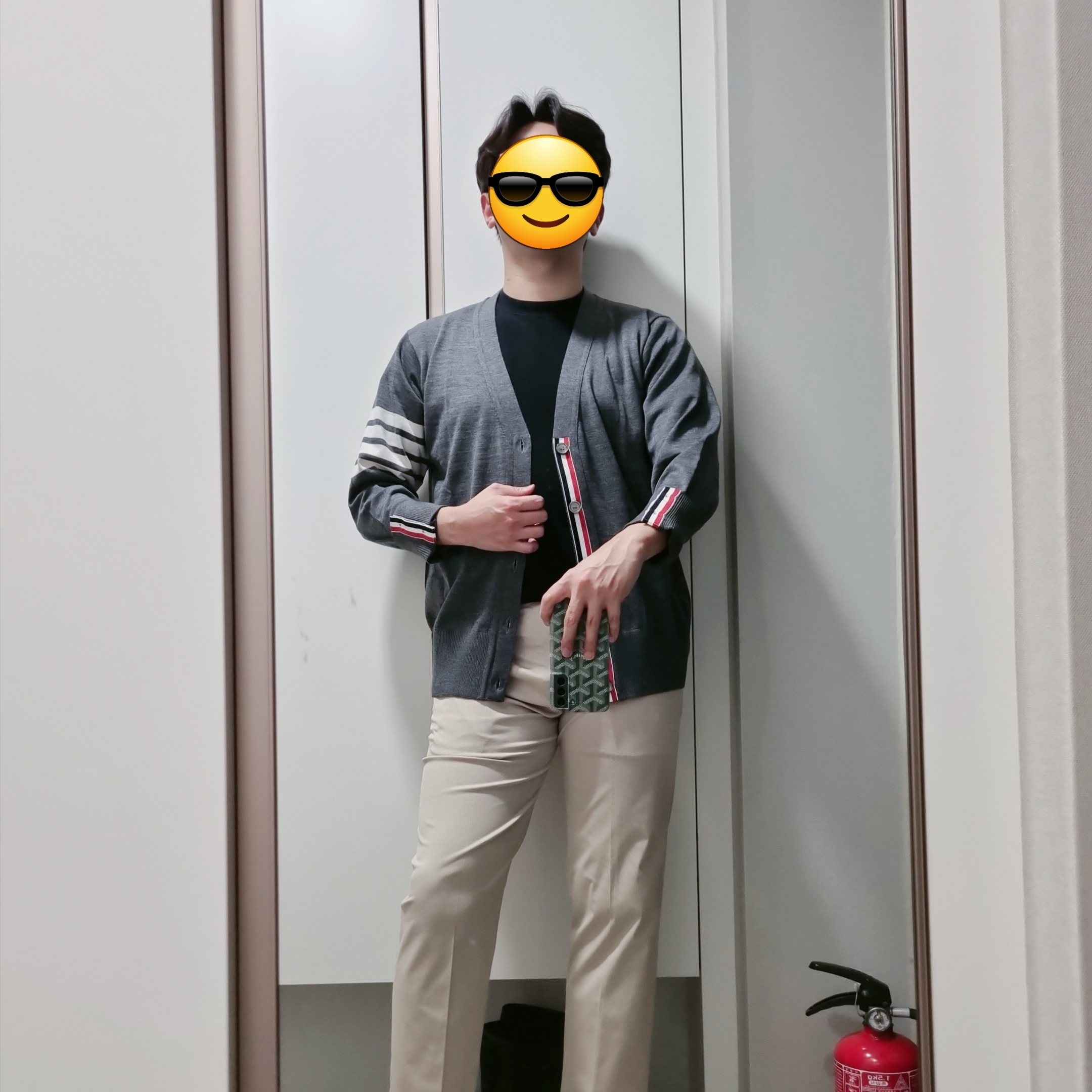Thom Browne Sustainable Fine Merino Wool 4-Bar Classic Cardigan Medium Grey 착용 스타일 - 3