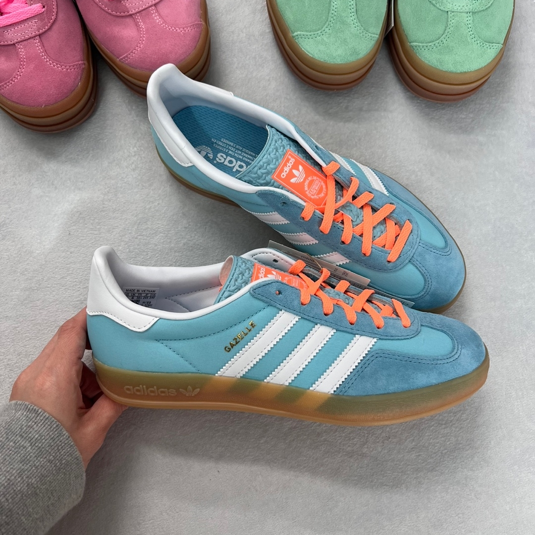 Adidas Gazelle Indoor Preloved Blue White, (W) Adidas Gazelle Bold Pink Glow Victory Blue 착용 스타일