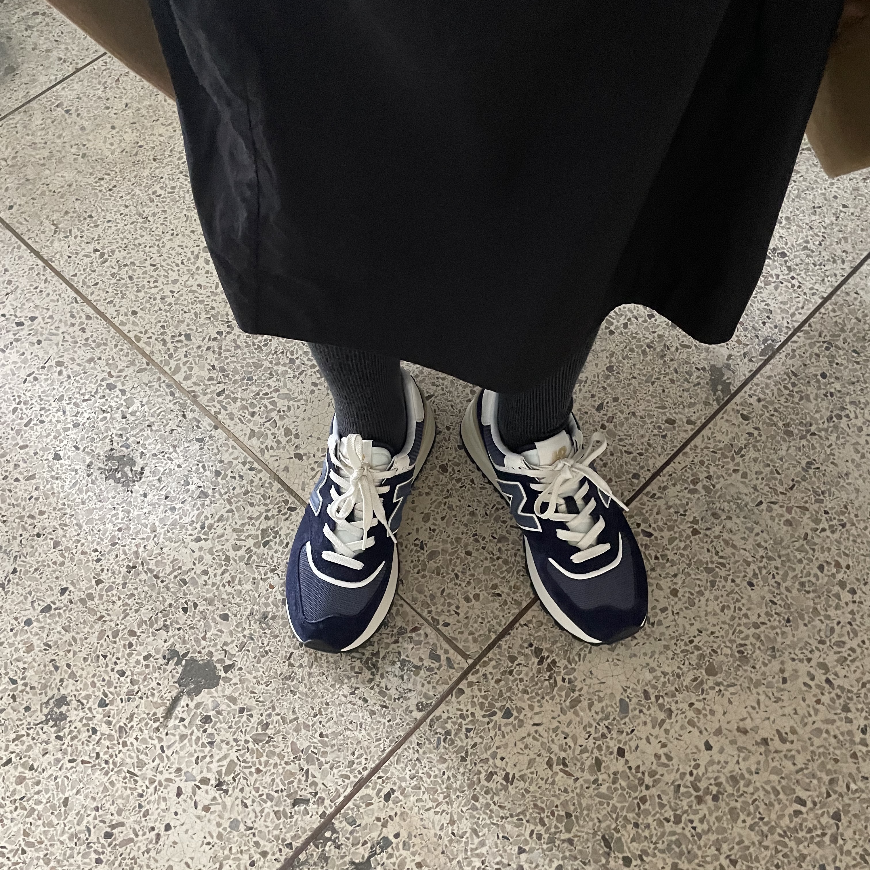 New Balance 574 Legacy Navy 착용 스타일 - 3