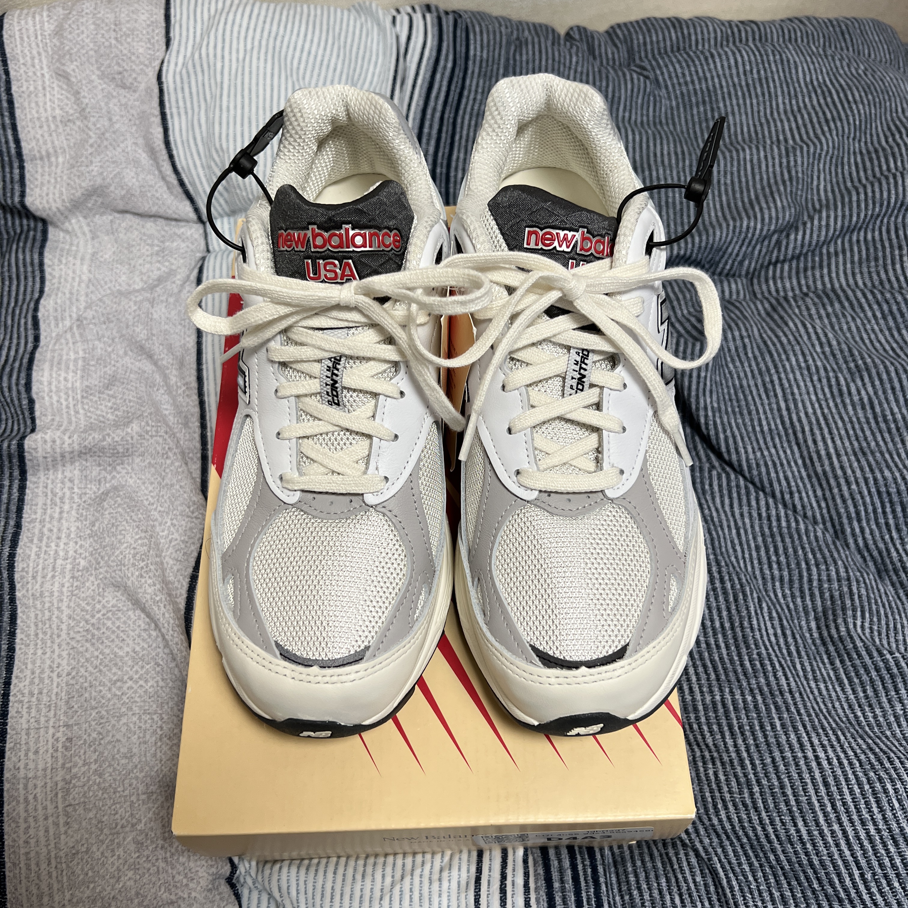 New Balance 990v3 Made in USA Sea Salt 착용 스타일 - 2