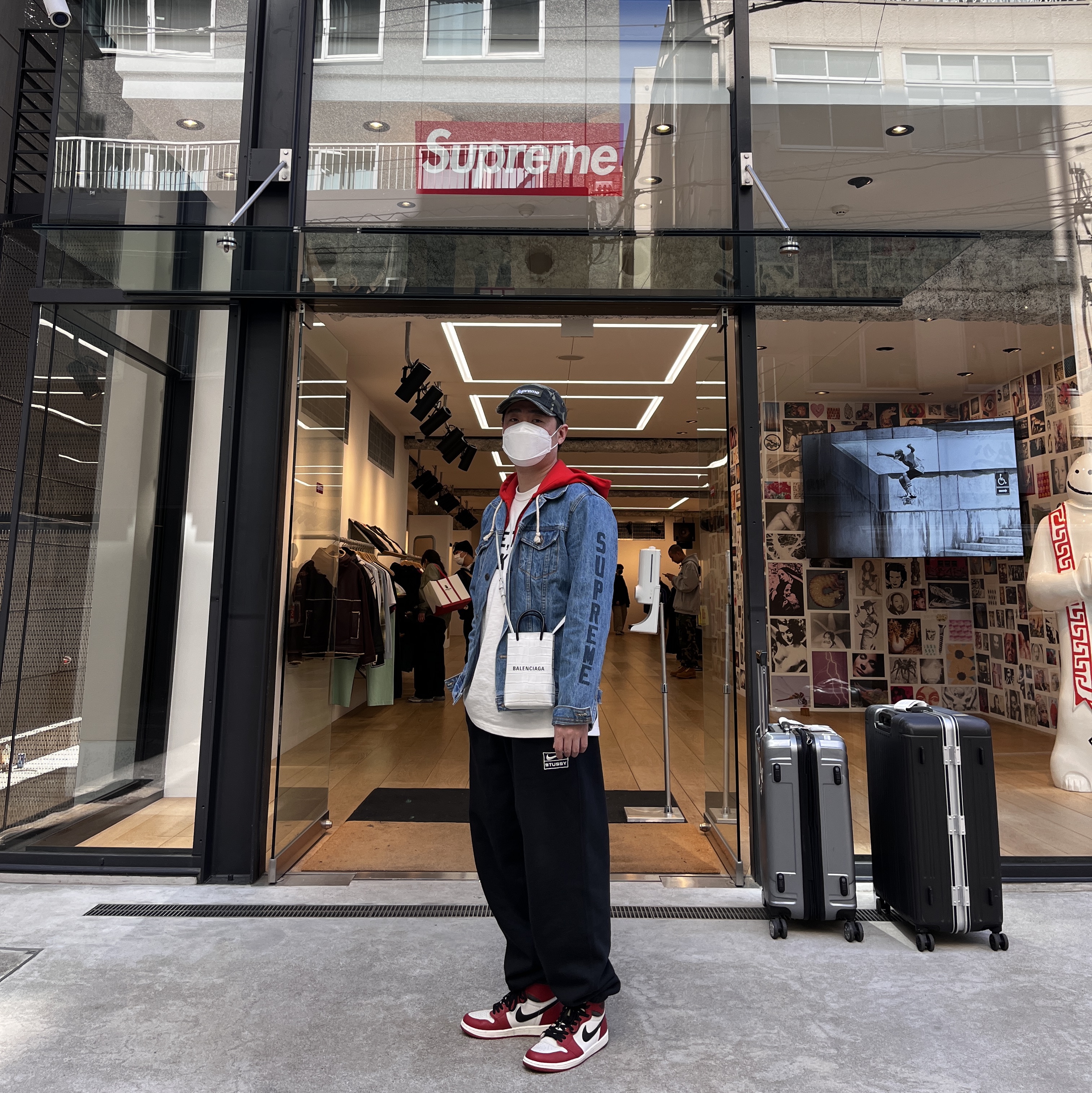 Jordan 1 Retro High OG Chicago 2022, Balenciaga Crocodile Embossed Mini Shopping Bag Phone Holder Black 착용 스타일 - 1