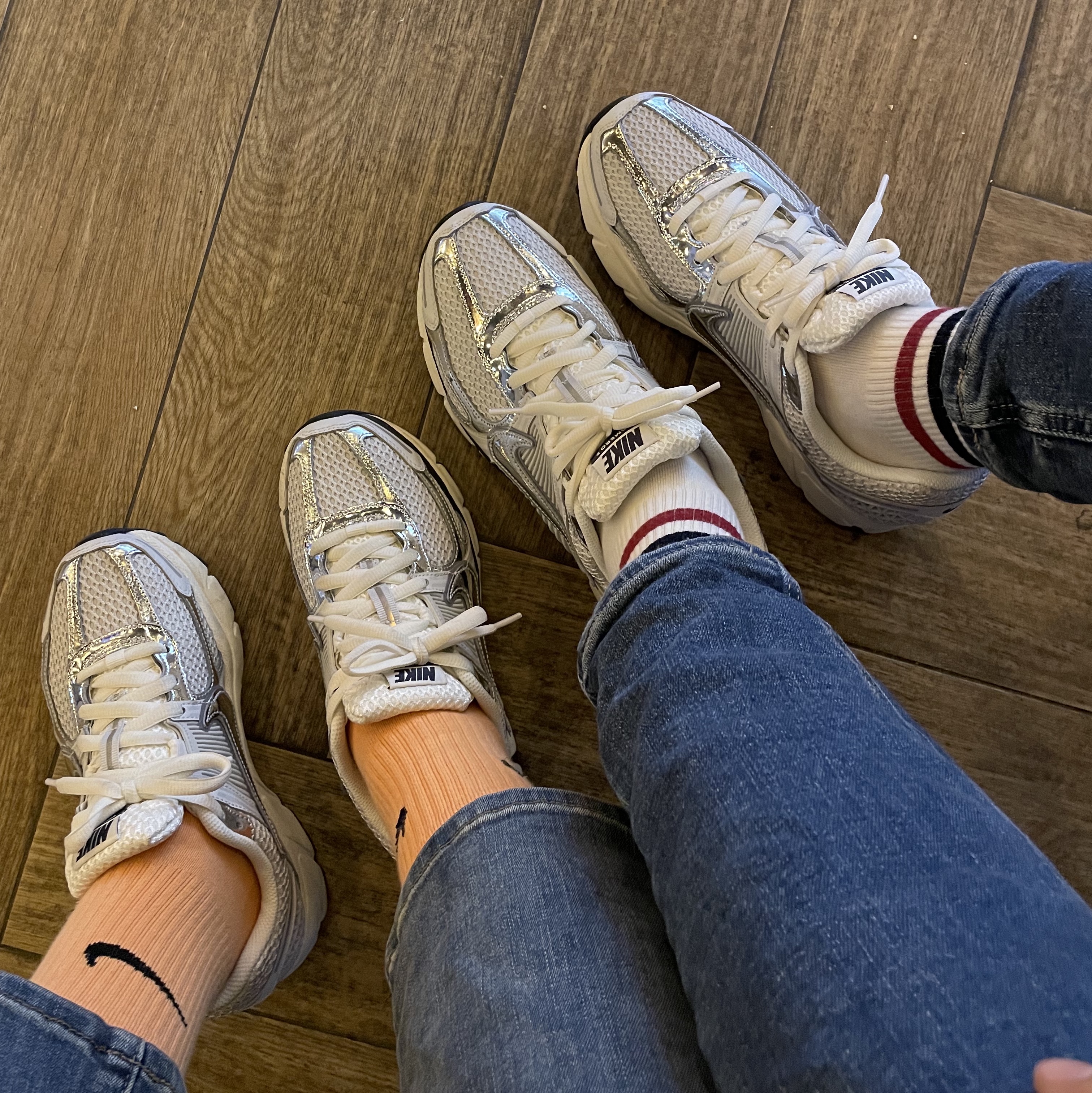 (W) Nike Zoom Vomero 5 Photon Dust and Metallic Silver 착용 스타일 - 1