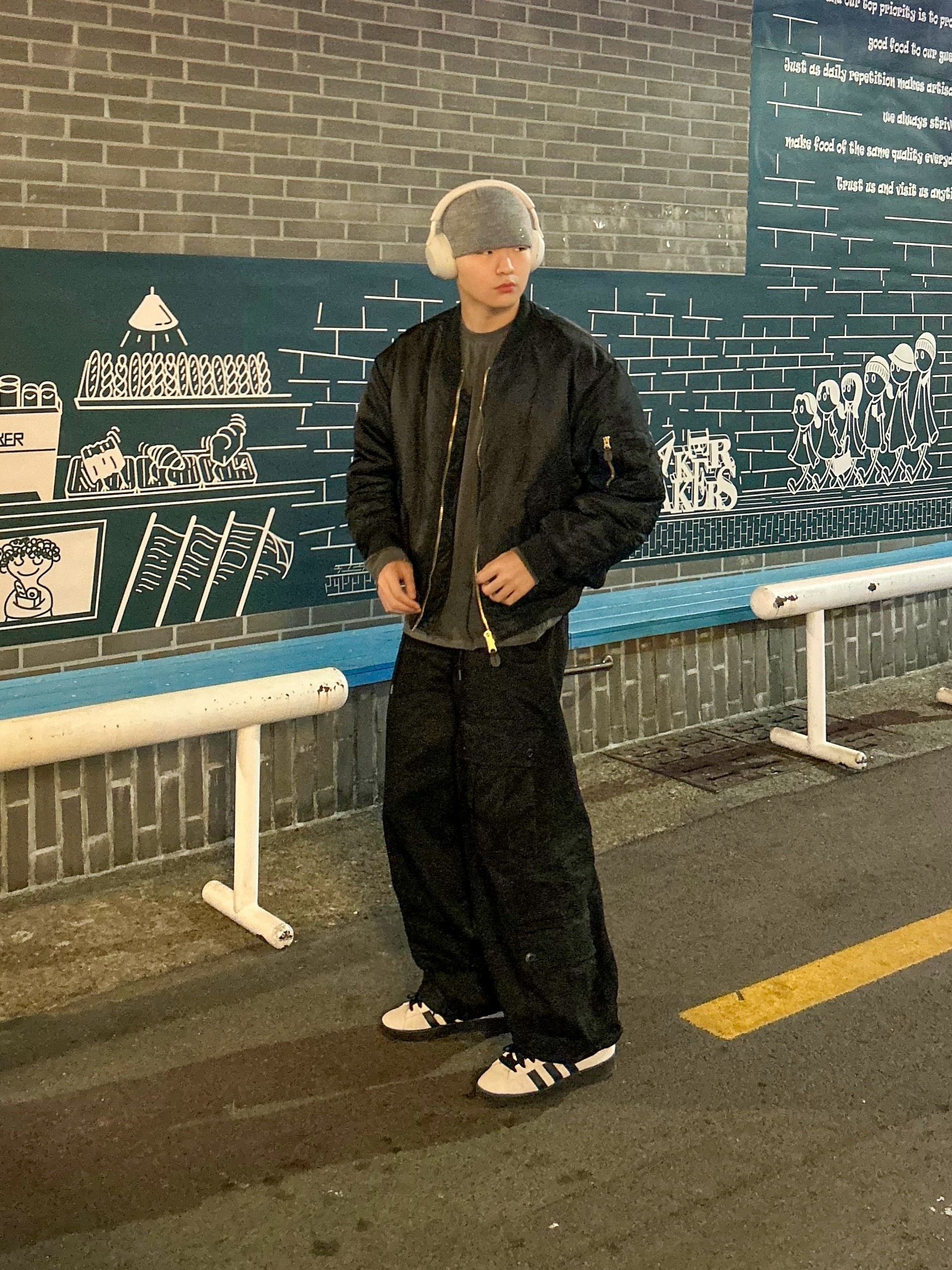 Adidas Campus 00s Cloud White Core Black, Sony WH-1000XM5 Silver (Korean Ver.) 착용 스타일 - 3