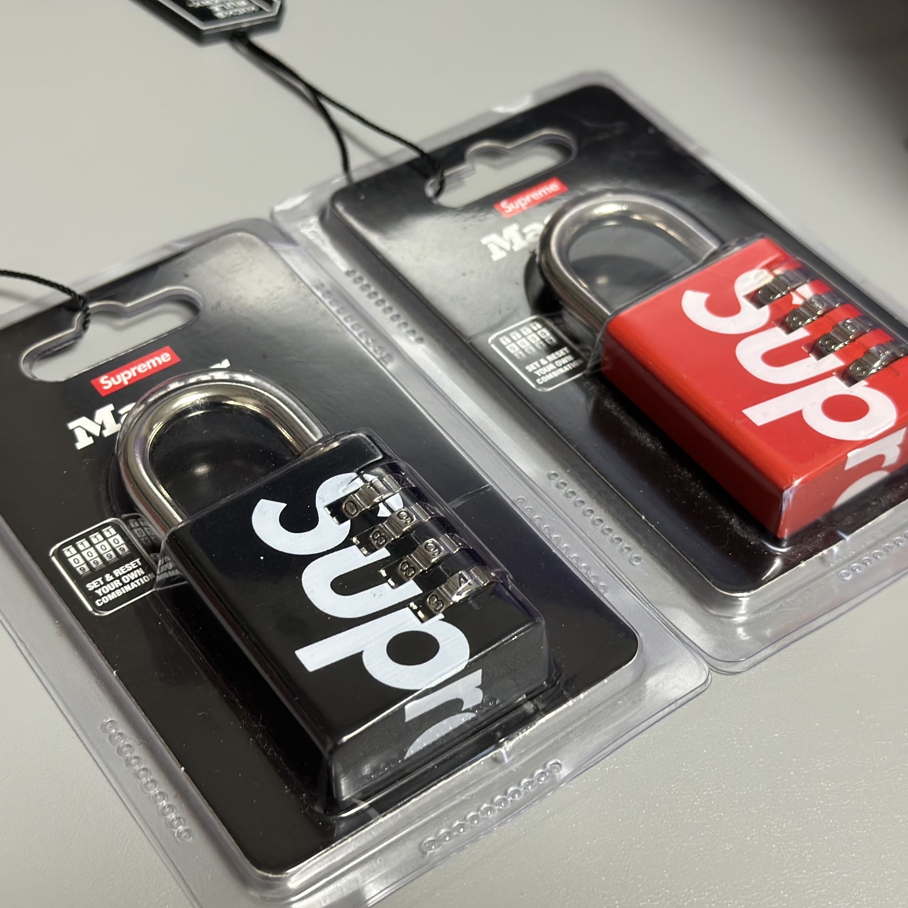 Supreme Schmincke 12-Color Watercolor Set Red - 22FW, Supreme x Seiko Alarm Clock White - 22FW 착용 스타일 - 4