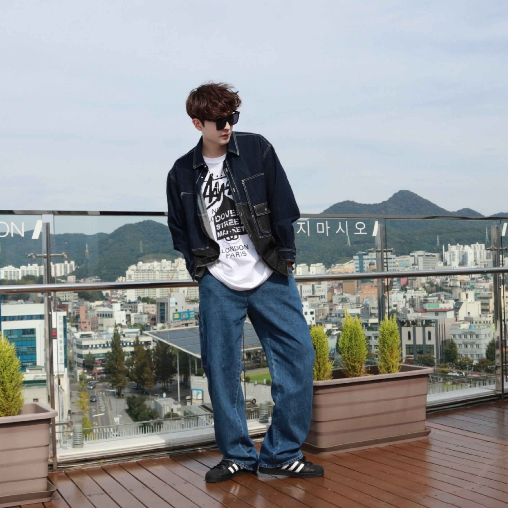 Adidas Superstar Core Black White, Stussy DSM World Tour T-Shirt White 착용 스타일 - 3